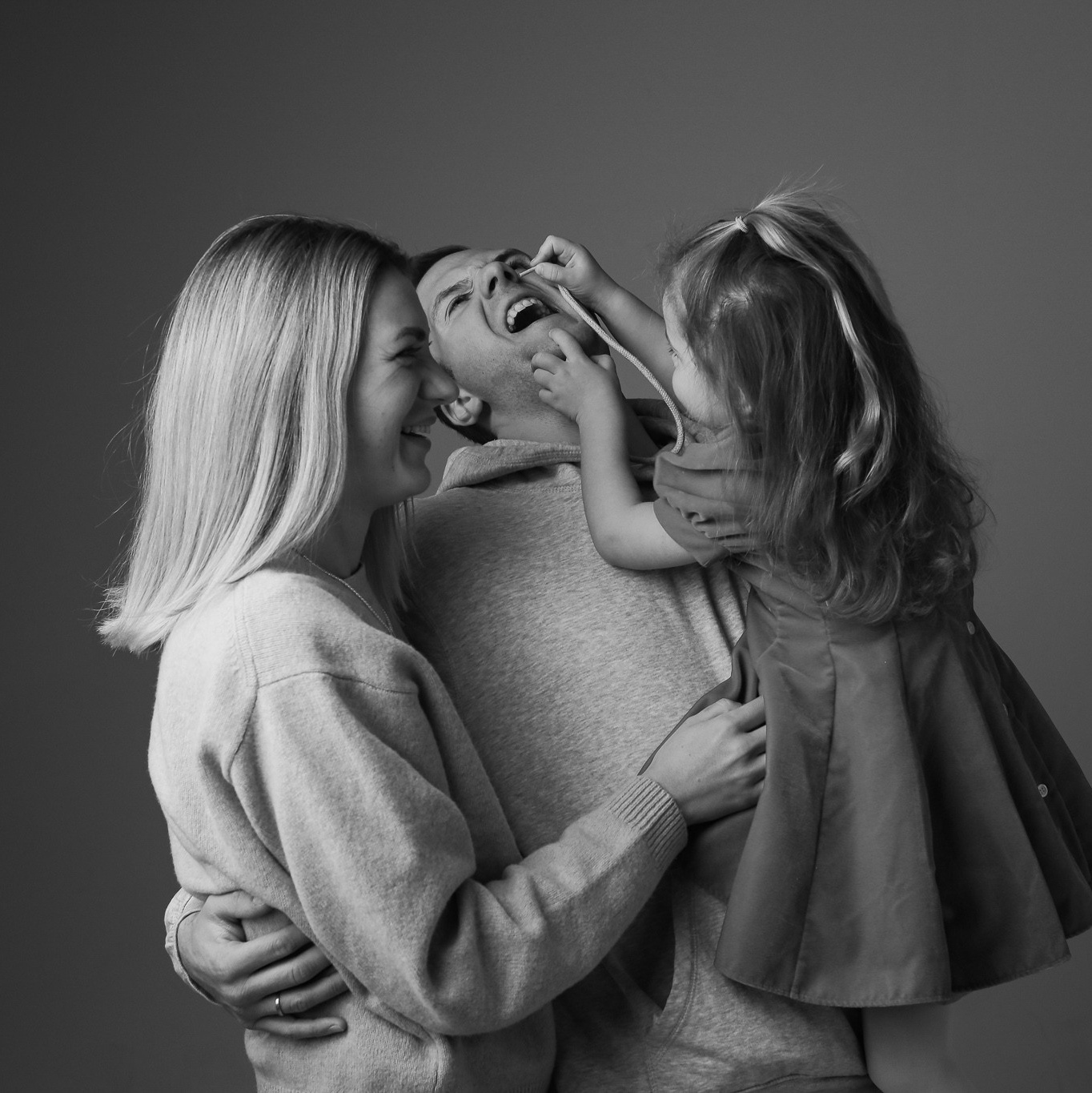 Семья, мы вместе, мама папа я счастливая семья, на холст, ребенок, девочка в платье, нарядное платье, подарок на Новый год, сертификат, подарочный сертификат, обнять и поцеловать, озорные дети, веселые родители