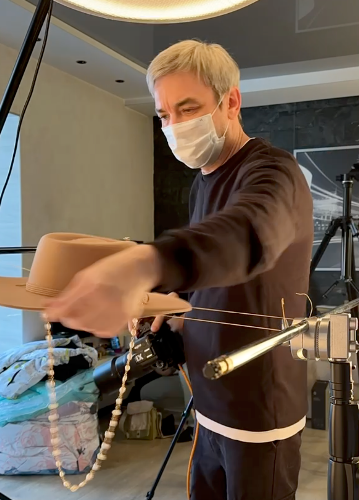 Съёмка новой коллекции головных уборов Mi Miele — стиль и элегантность в кадре. Фотограф в Алматы Дмитрий Лукьянов. Предметная и рекламная фотосъёмка товаров