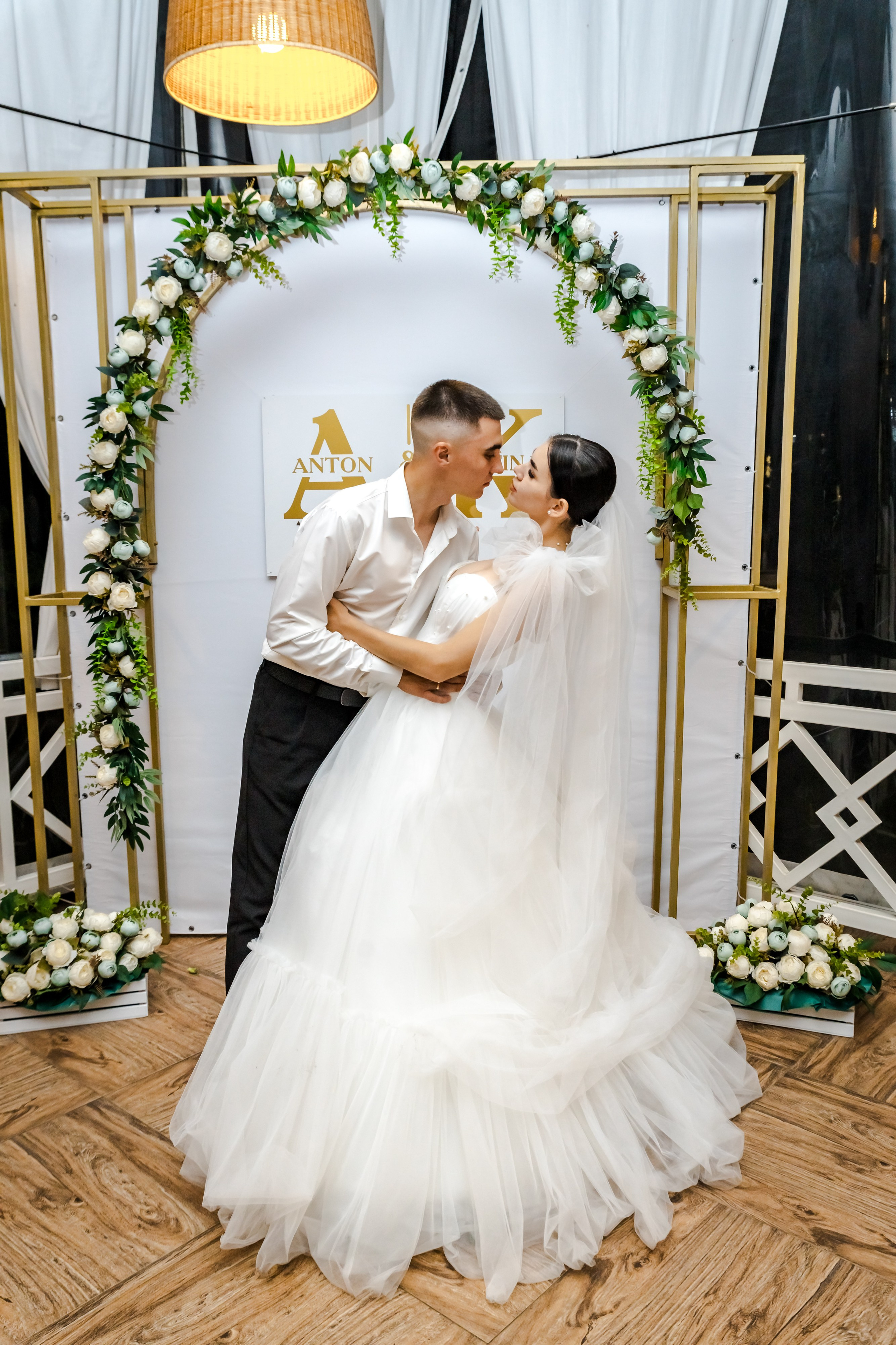 Красивая закатная панорама над горным озером – идеальное место для медитации и отдыха на природе