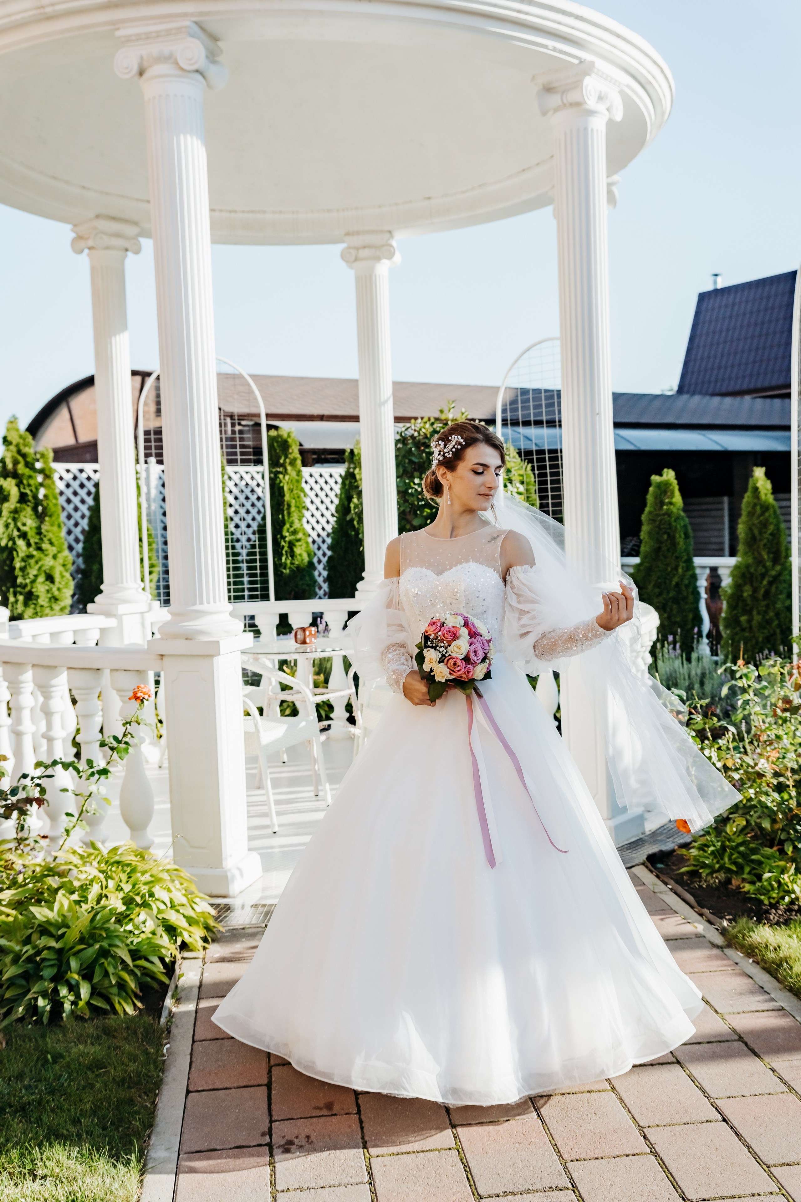 Портрет счастливой женщины на фоне цветущего сада – захватывающее мгновение любви к жизни и природе