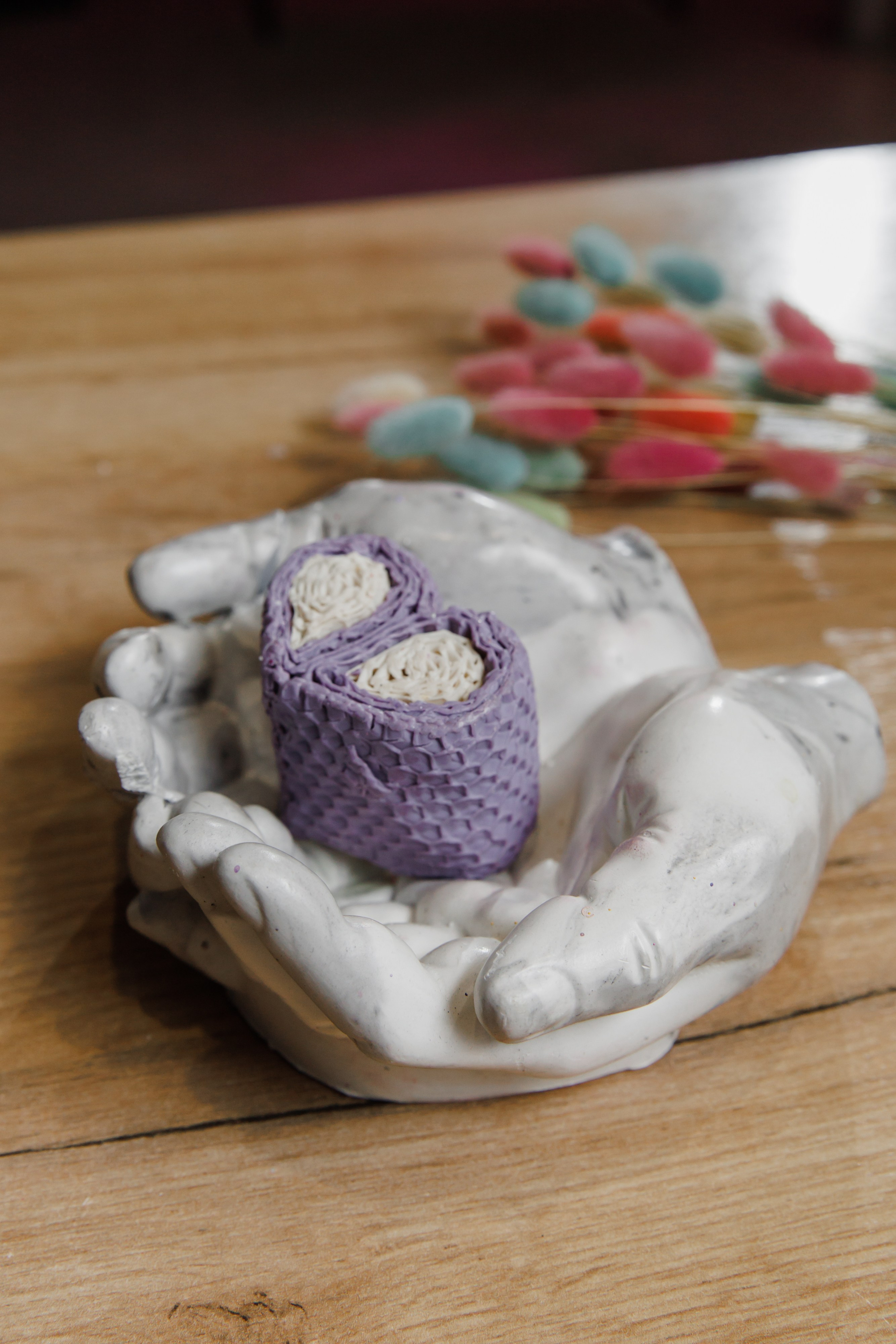 Создали трендовые соевые свечи в форме мужского и женского тела