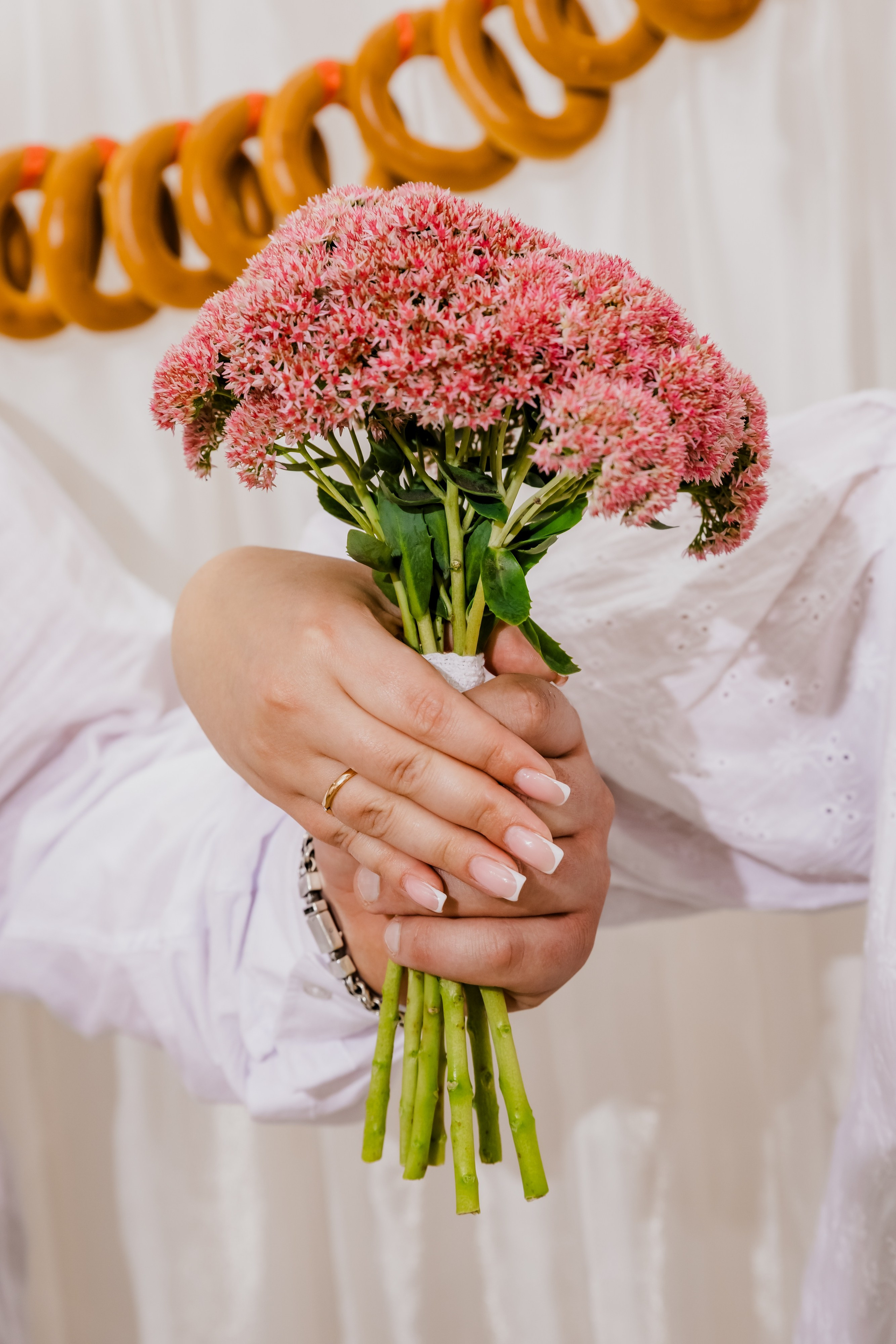 Креативное оформление свадебного торта с цветами и фруктами на столе