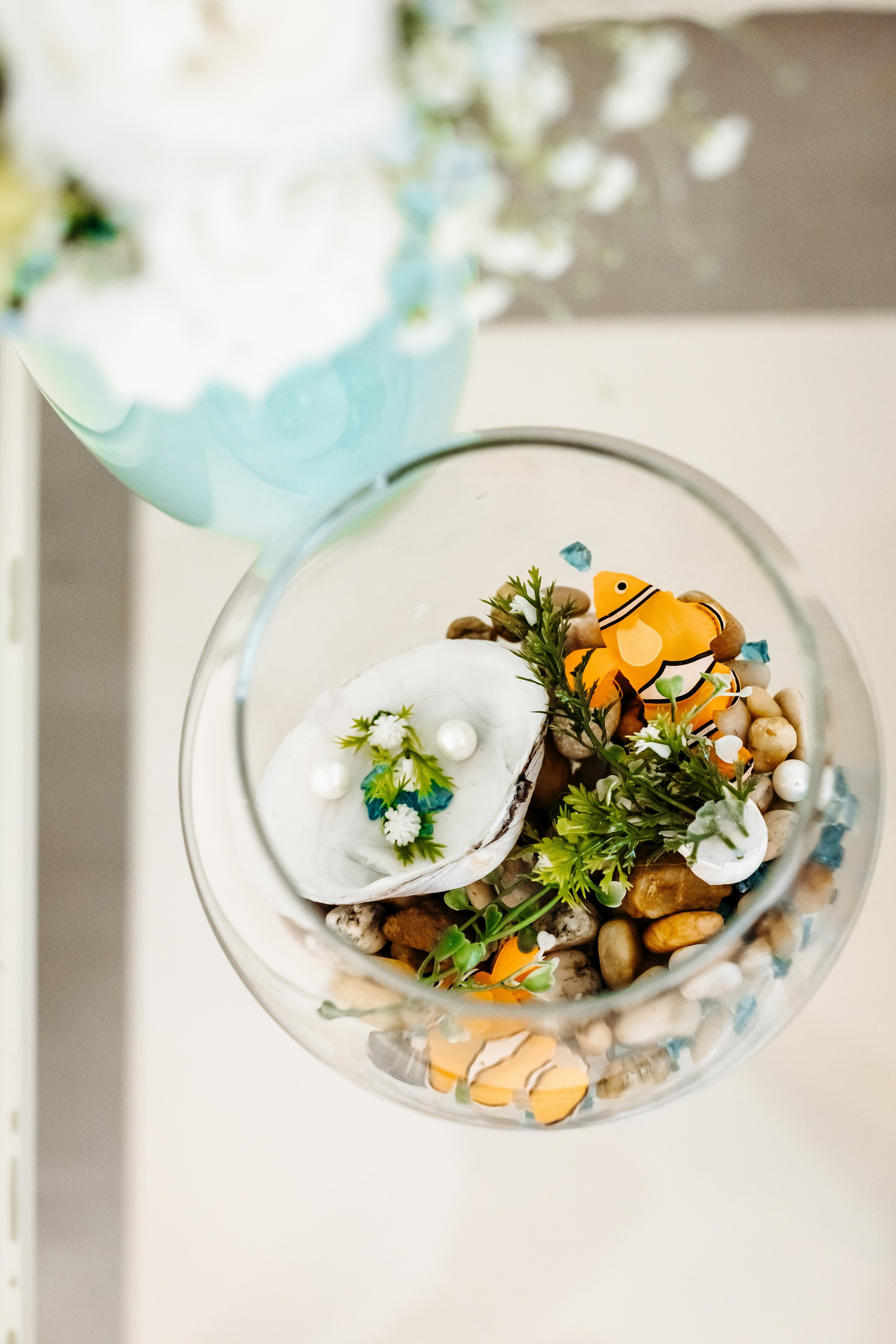 Счастливая пара на фоне красиво оформленного свадебного зала с декором