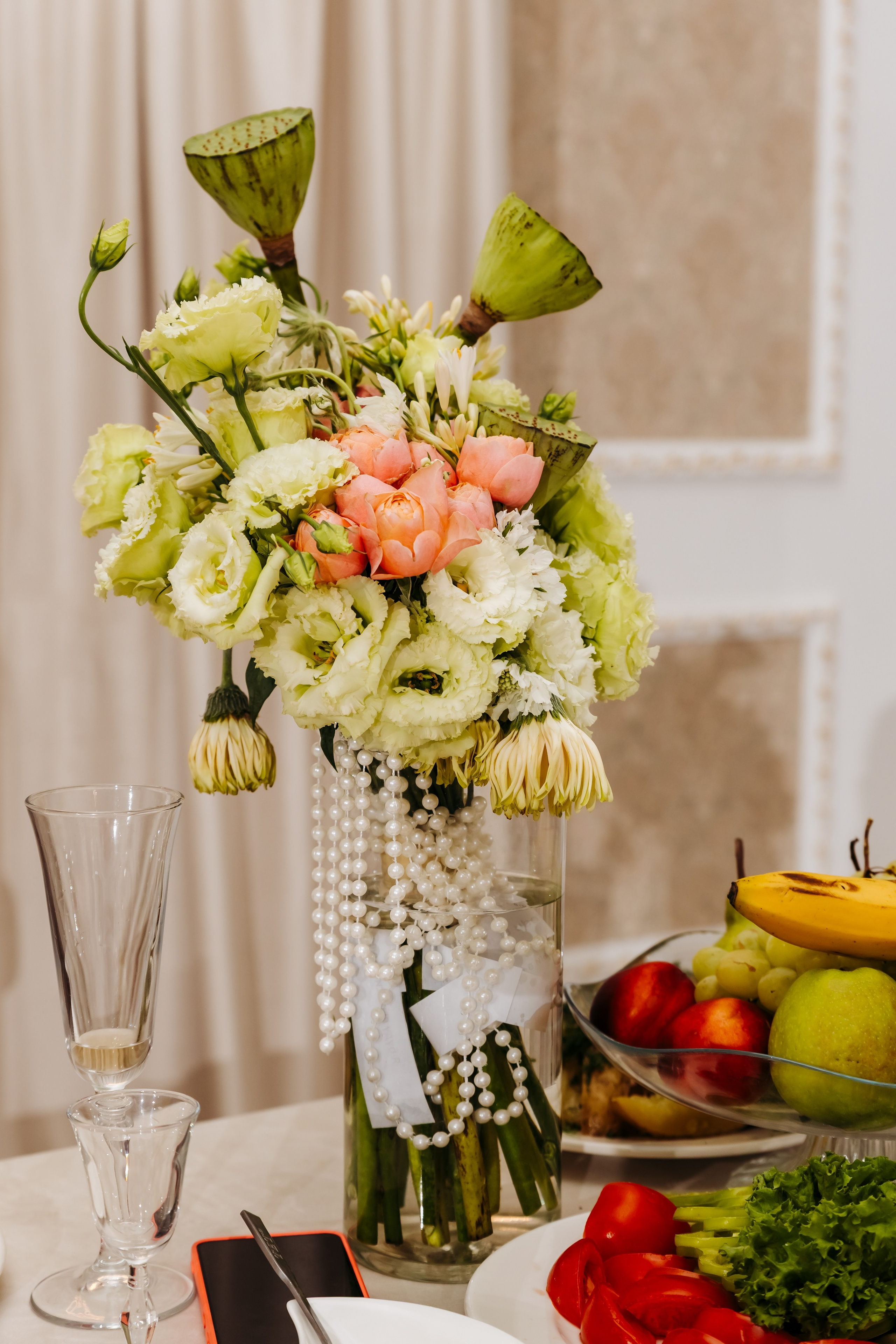 Фотография молодоженов, обнимающихся на фоне живописного свадебного декора