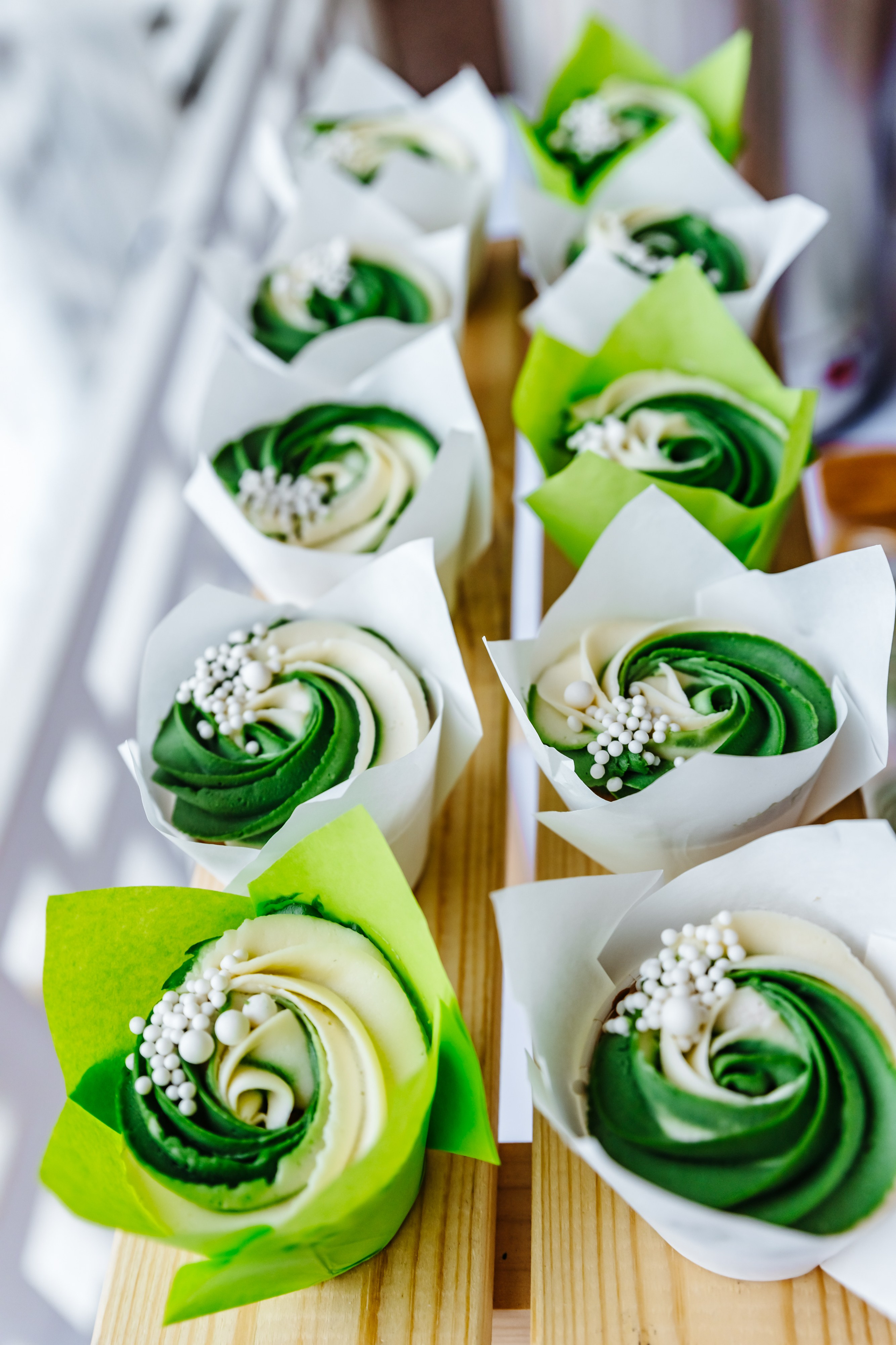 Пара, обнимающаяся на танцплощадке, освещенной мягким светом гирлянд