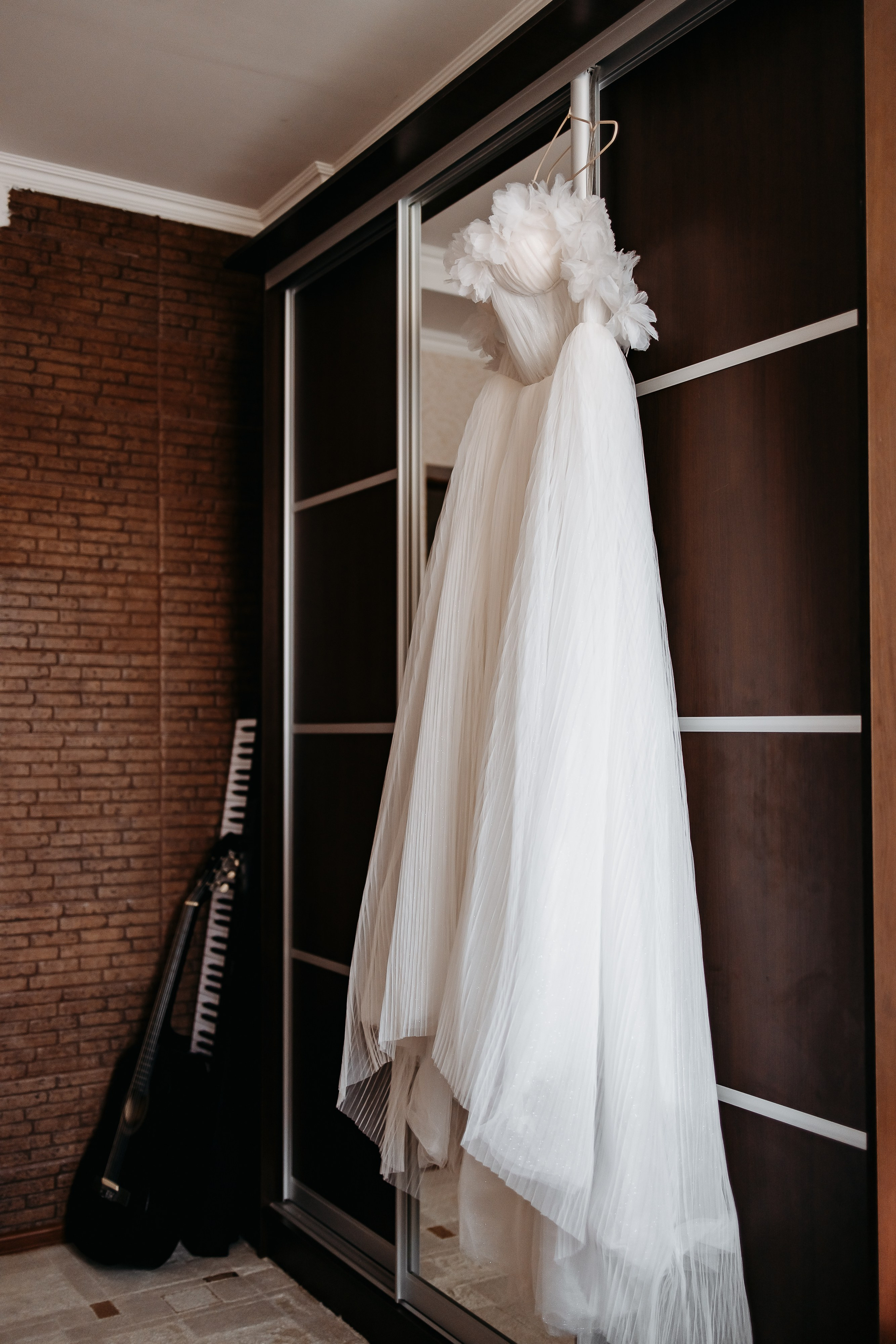 Веселая пара обращается за советом к свадебному фотографу по выбору актуальных трендов для своей свадьбы