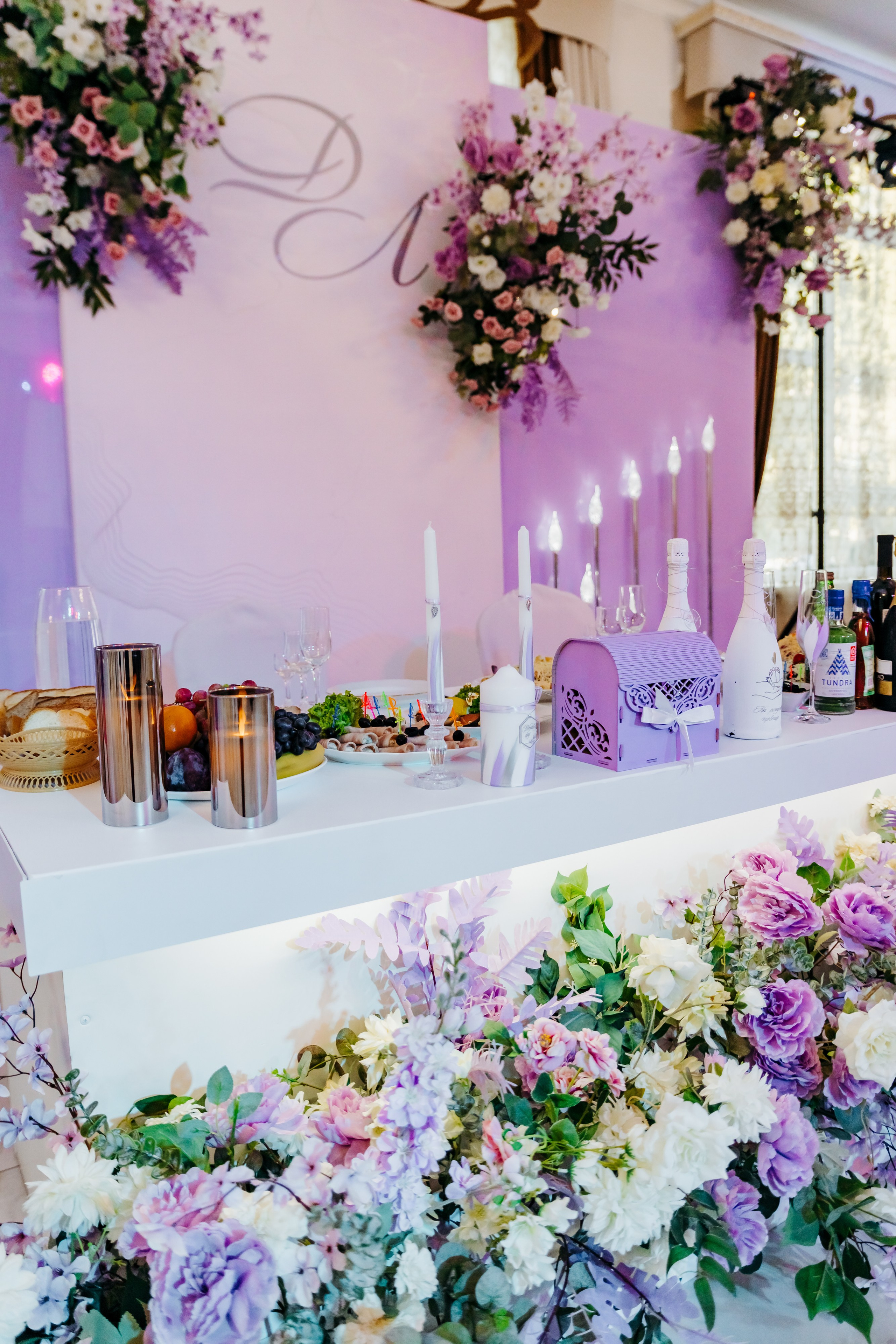 Фотография весёлой компании друзей на пляже – моменты радости и дружбы, которые остаются навсегда