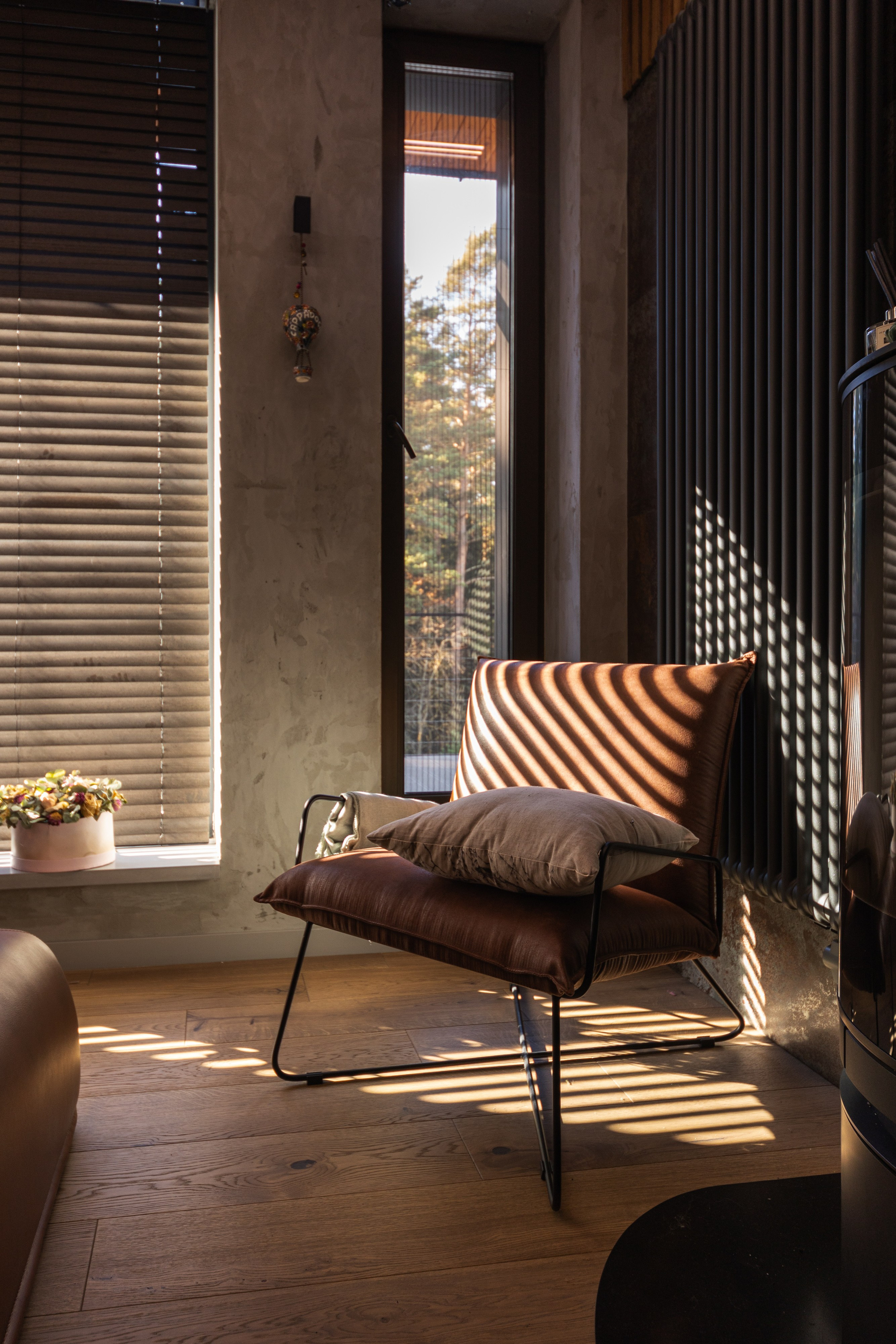 Интерьерная съемка с солнечного лучами света