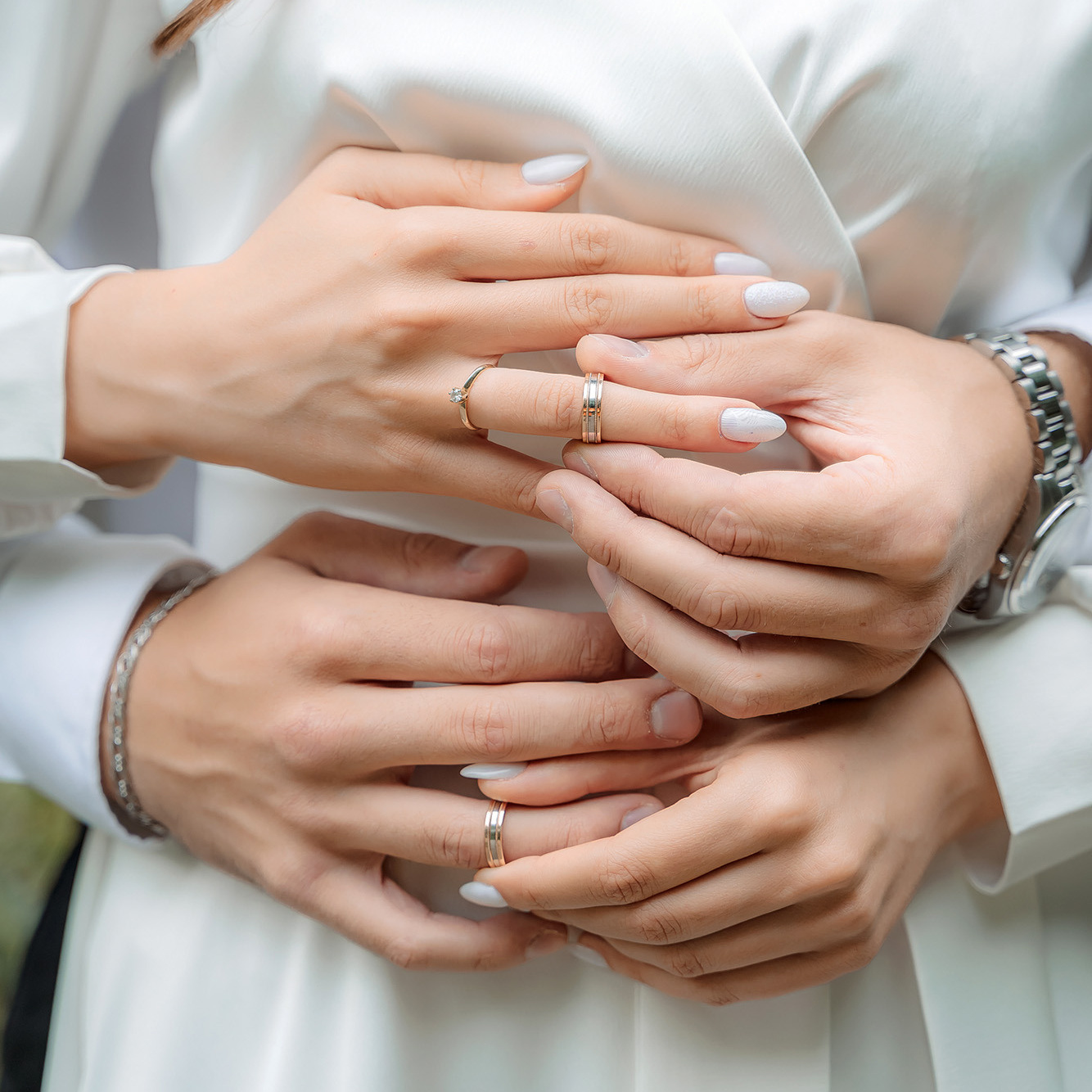 Свадебный фотограф в Москве, профессиональная фотосъемка. Пара на прогулке Романтическая прогулка молодоженов, свадебная фотосессия в Москве, красивые фотографии. Нежный свадебный букет, флористика для свадьбы, детали свадебного образа. Изысканный свадебный торт, праздничный десерт, сладкая жизнь. Черно-белая фотография пары, черно-белая фотография молодоженов, свадебная фотосессия в классическом стиле. Свадебная фотосессия на природе, яркие фотографии, летняя свадьба. Счастливые дети на свадьбе, семейные фотографии, трогательные моменты. Фотография гостей за столом: Праздничный банкет, свадебное торжество, веселые гости.