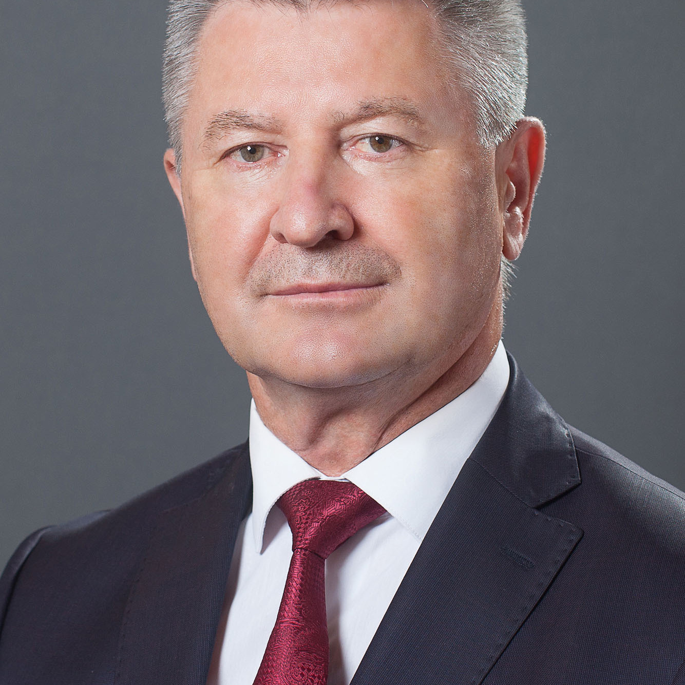 Бизнес фотосессия в интерьерной фотостудии у окна.