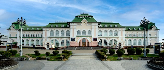 Железнодорожный вокзал в Хабаровске. Железнодорожный вокзал Хабаровска. ЖД Вокзал Хабаровск.