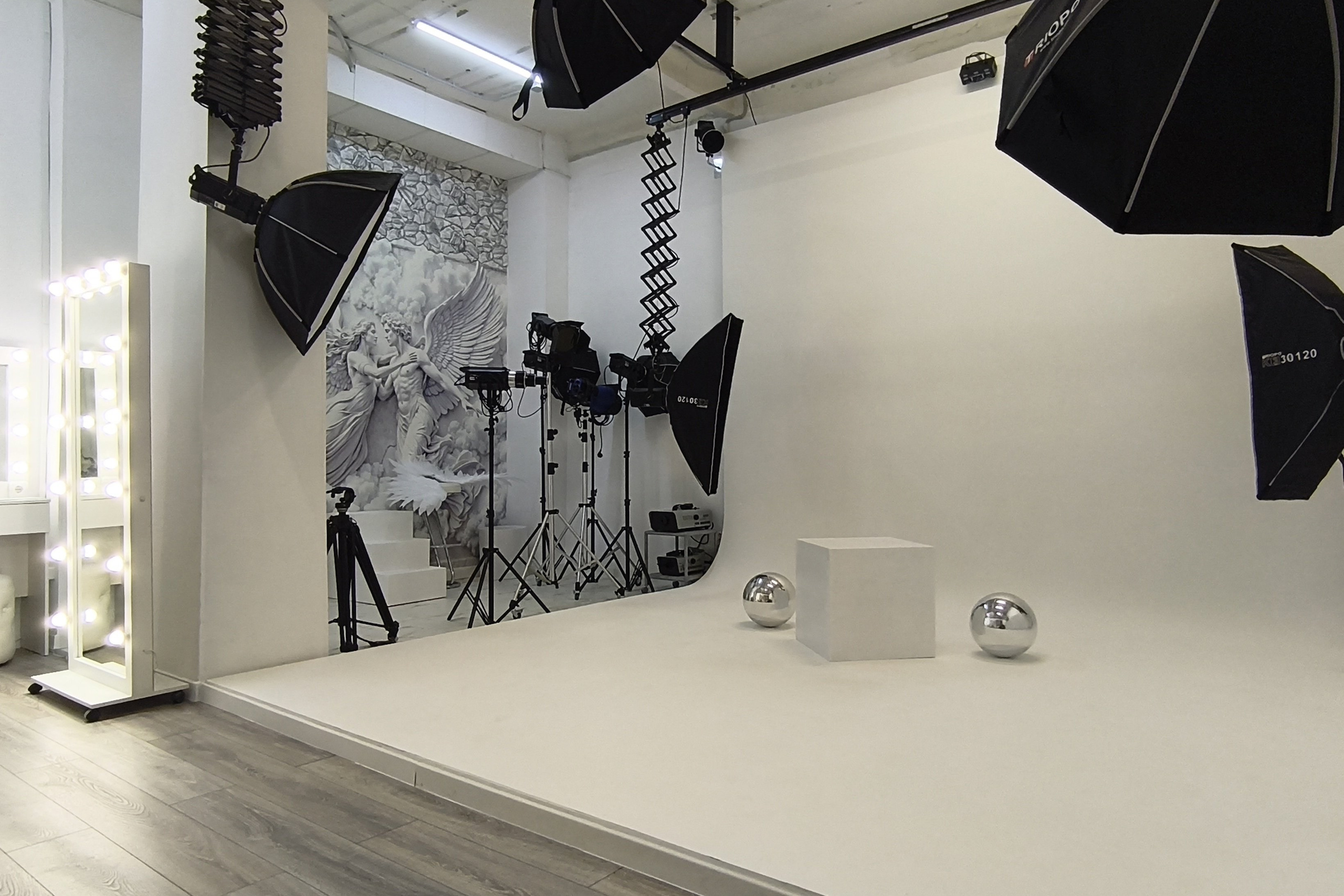 ПРИЗМА — фотостудия с оборудованием для фотосъемок в Екатеринбурге