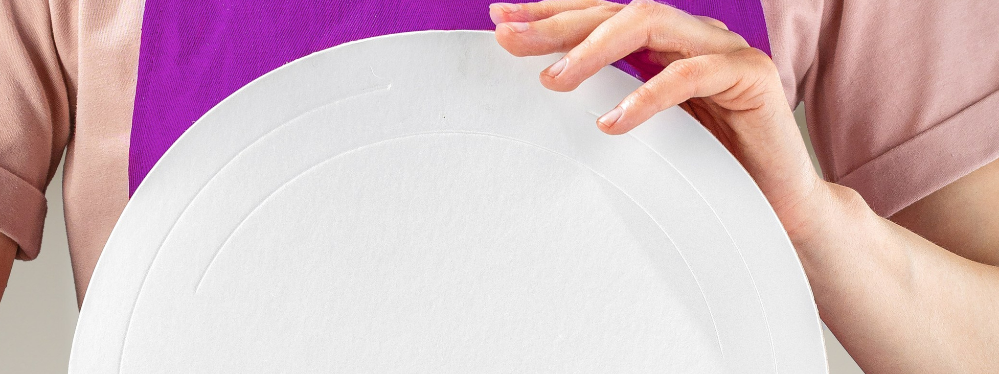 Подложки в руках для торта диаметром 30 см