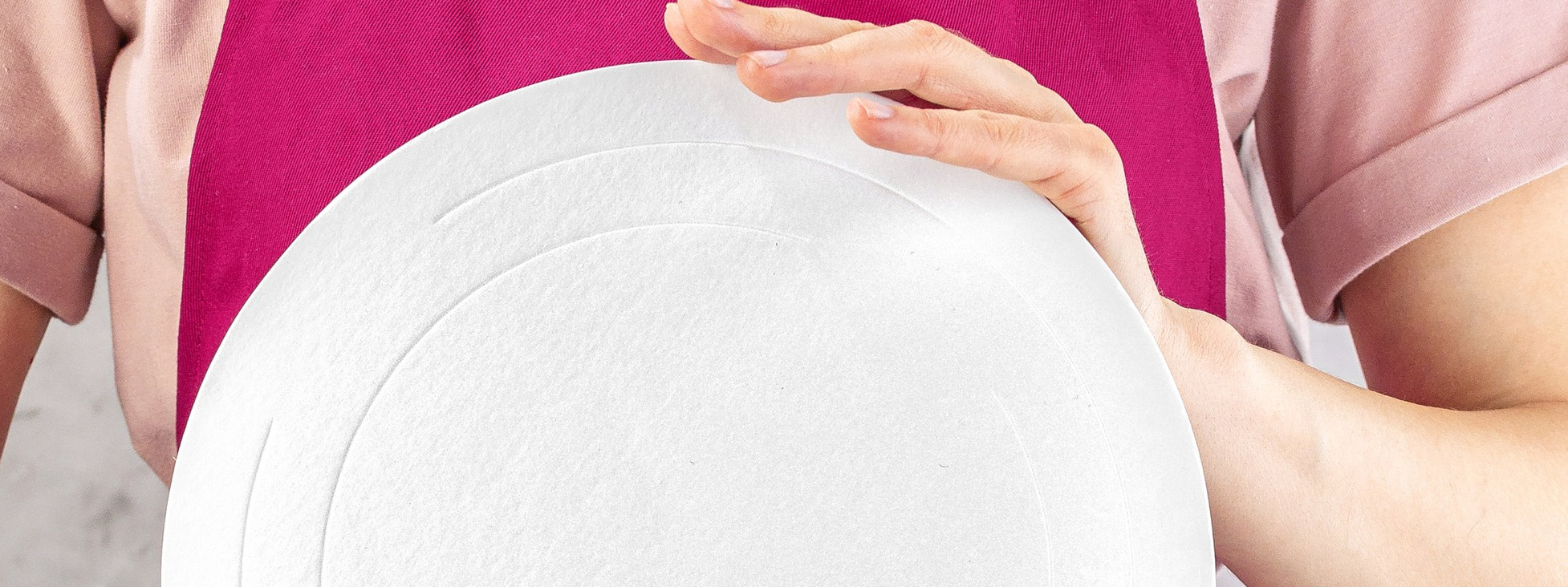 Подложки в руках для торта