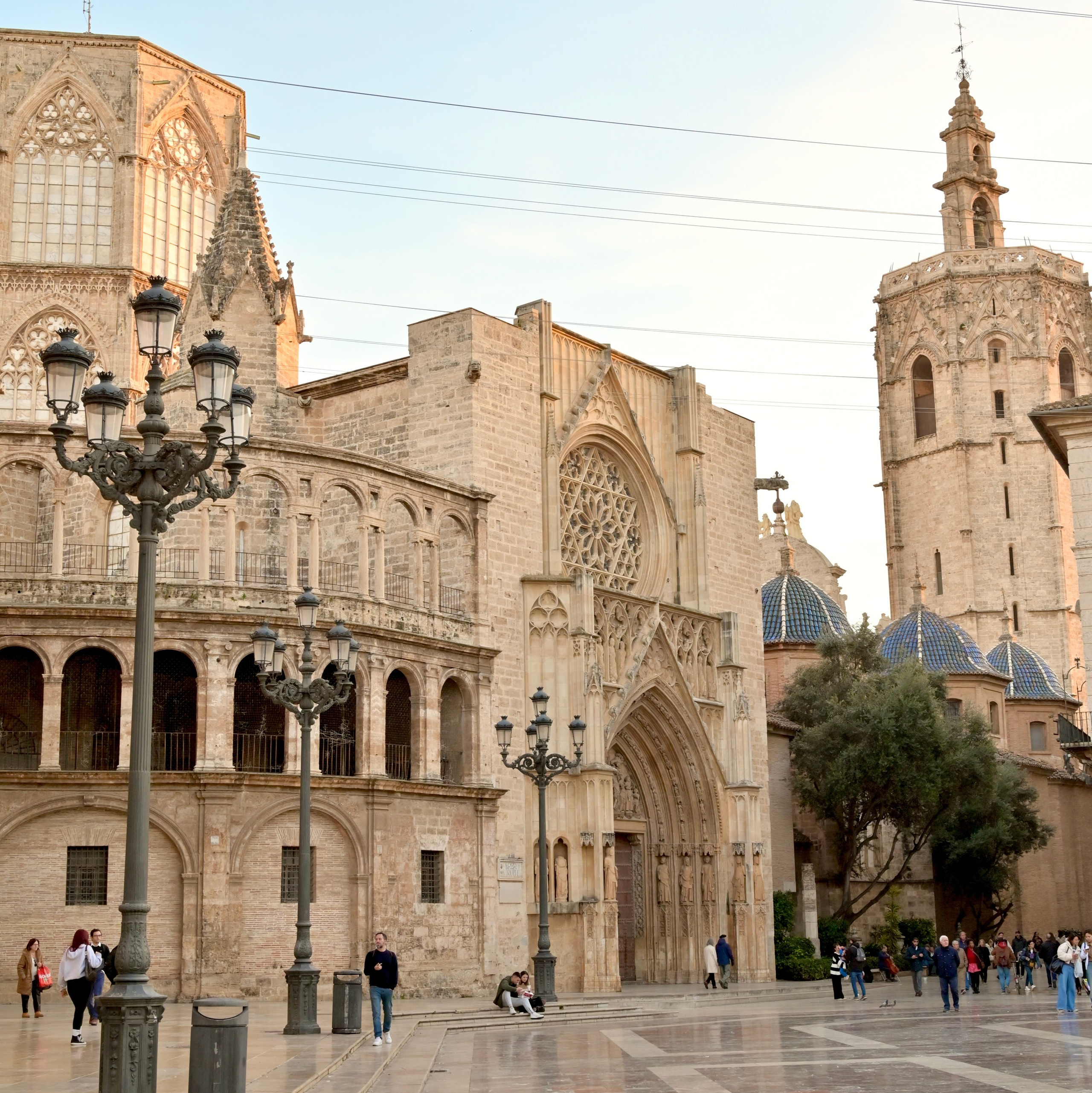 Кафедральный собор в Валенсии и колокольня Мигелете