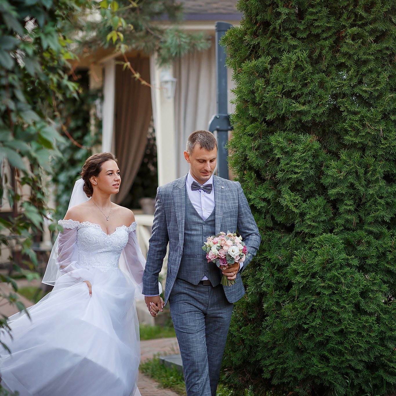 жених и невеста идут по тропинке