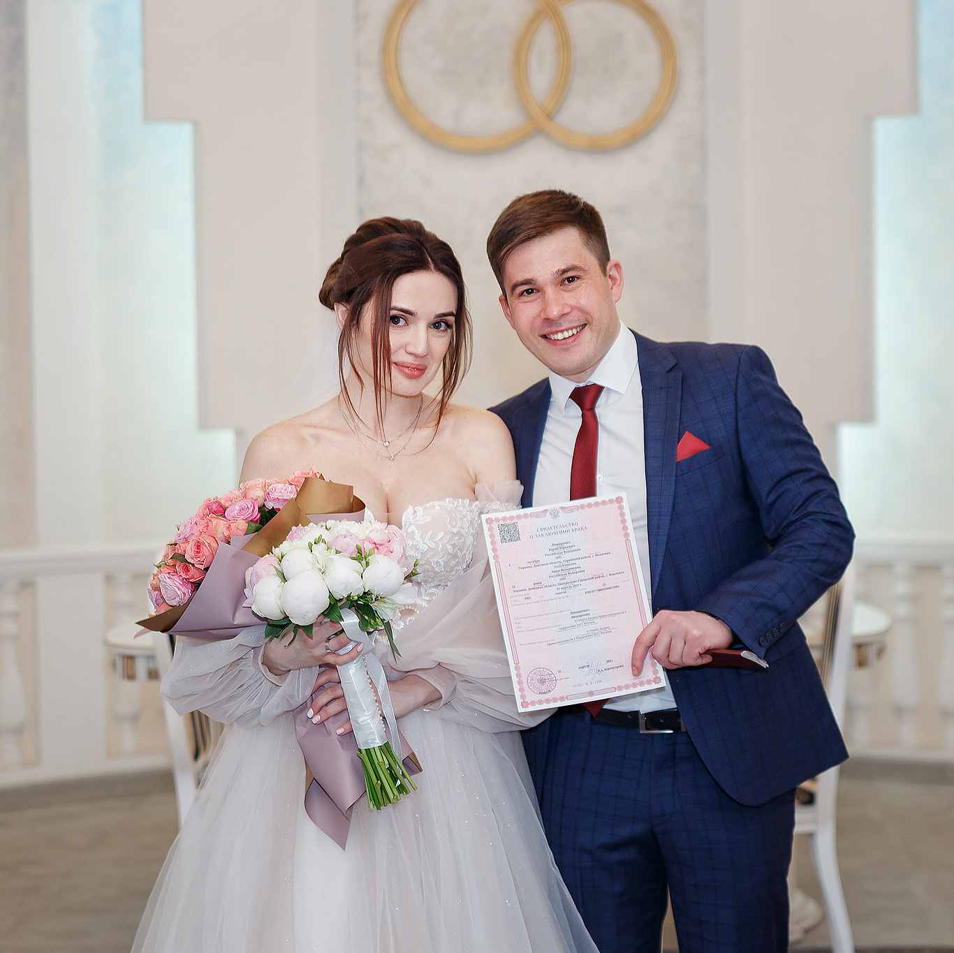 фотография молодожёнов с церемонии бракосочетания