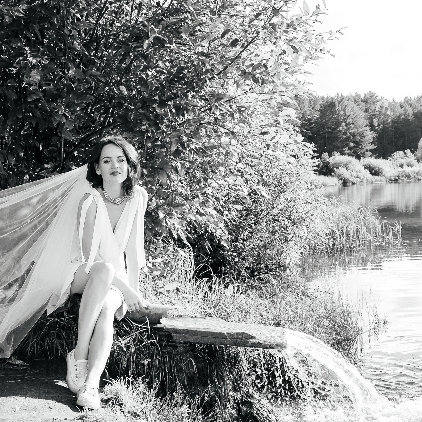 Нежный портрет на природе загадочной девушки с фатой