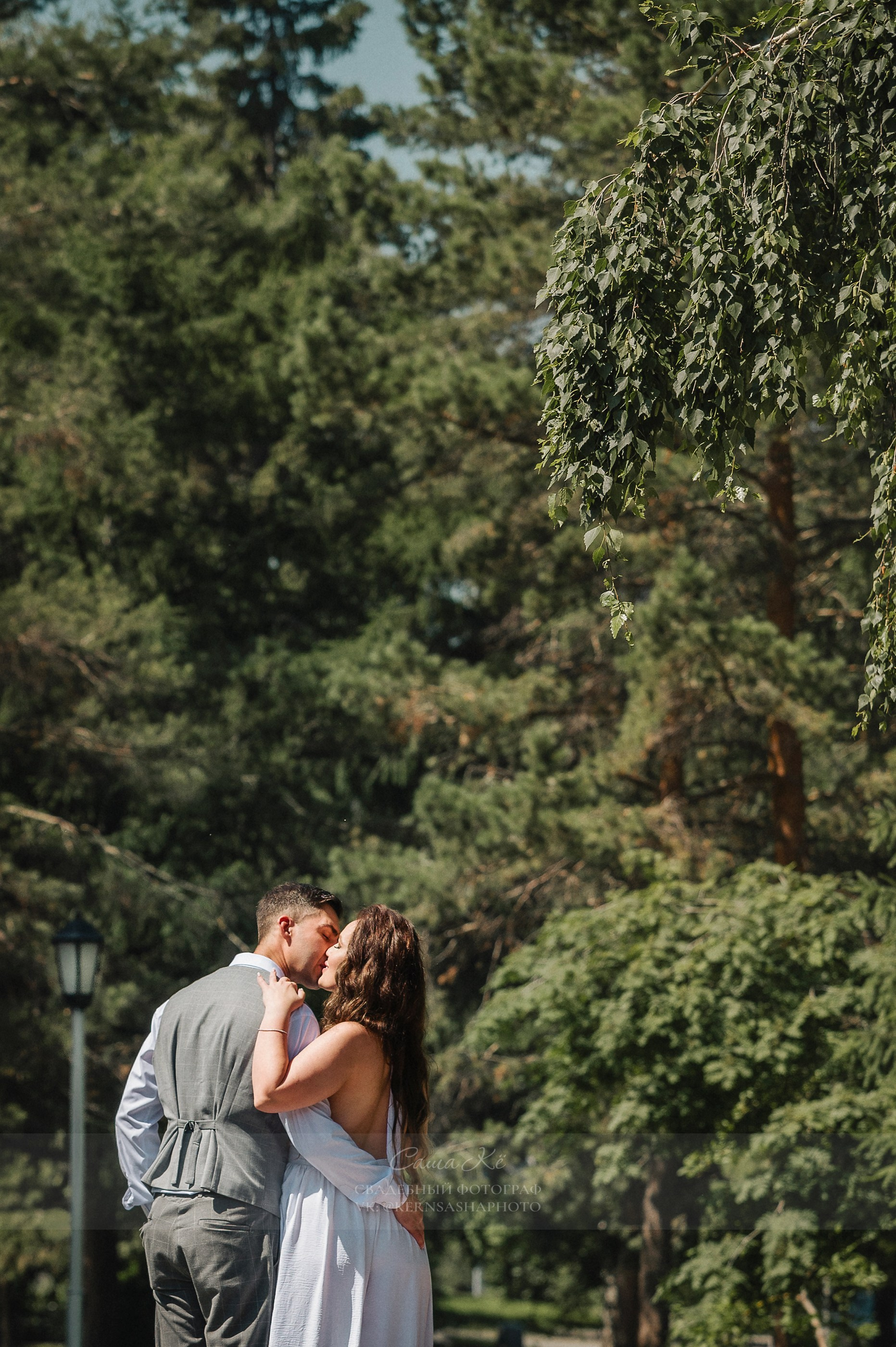 Свадебная фотосессия в Нарымском сквере Новосибирска. Свадебный, семейный и event фотограф в Новосибирске и Новосибирской области Саша Кё