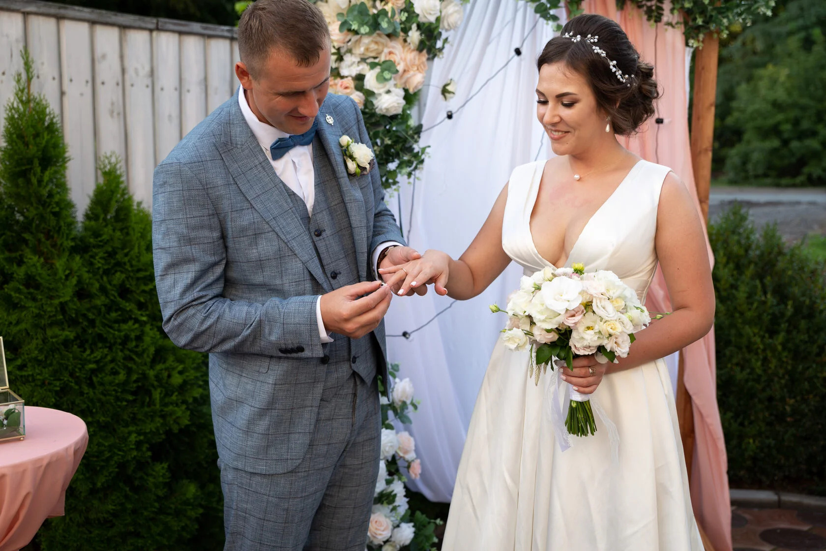 Жених надевает кольцо невесте