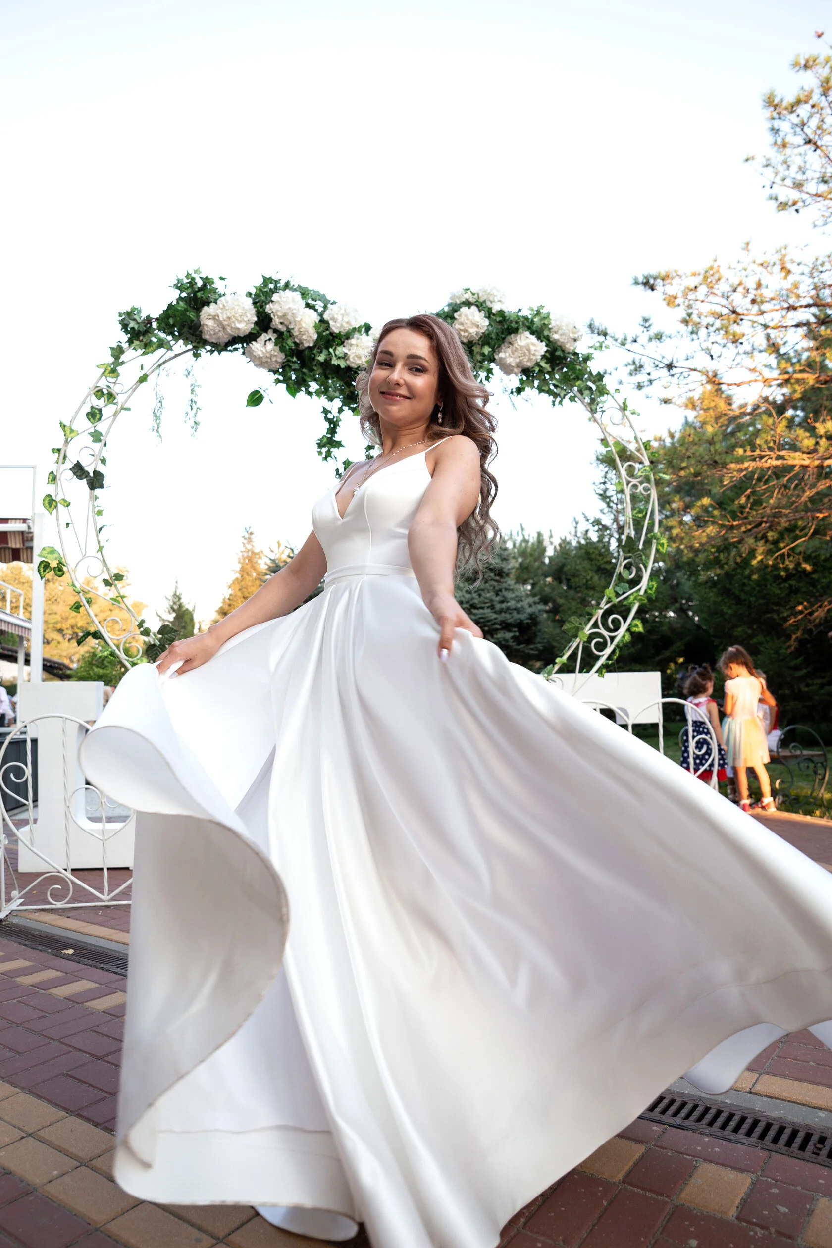 Невеста в белом платье кружится