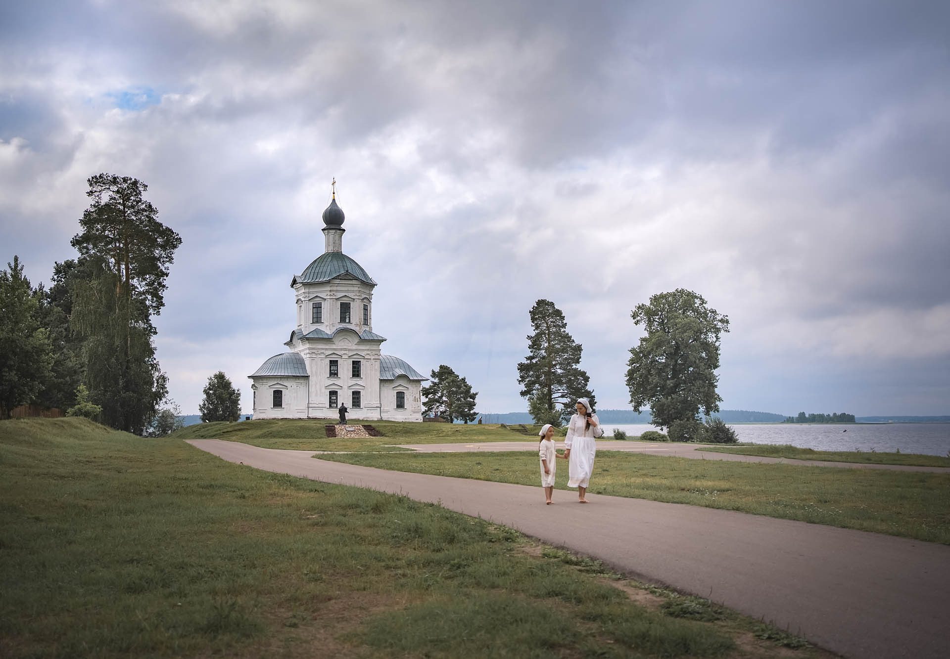 Прихожане , Нилова пустынь. Селигер. Крестовоздвиженская церковь.