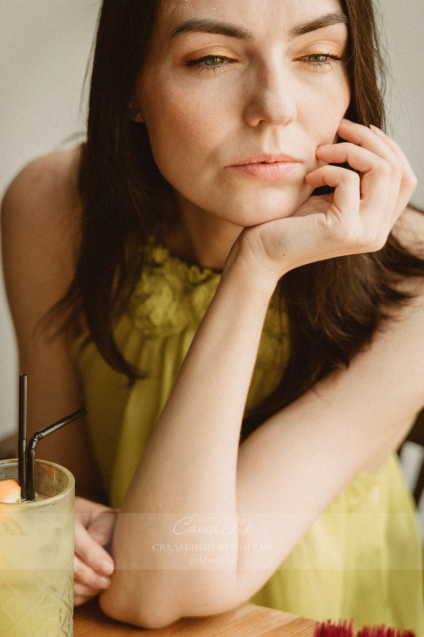 Фэшн фотосъёмка с отражениями, прогулка, модель, романтика взгляда, нежность поз, стильная фотосессия. Фотограф Новосибирск — Саша Кё.