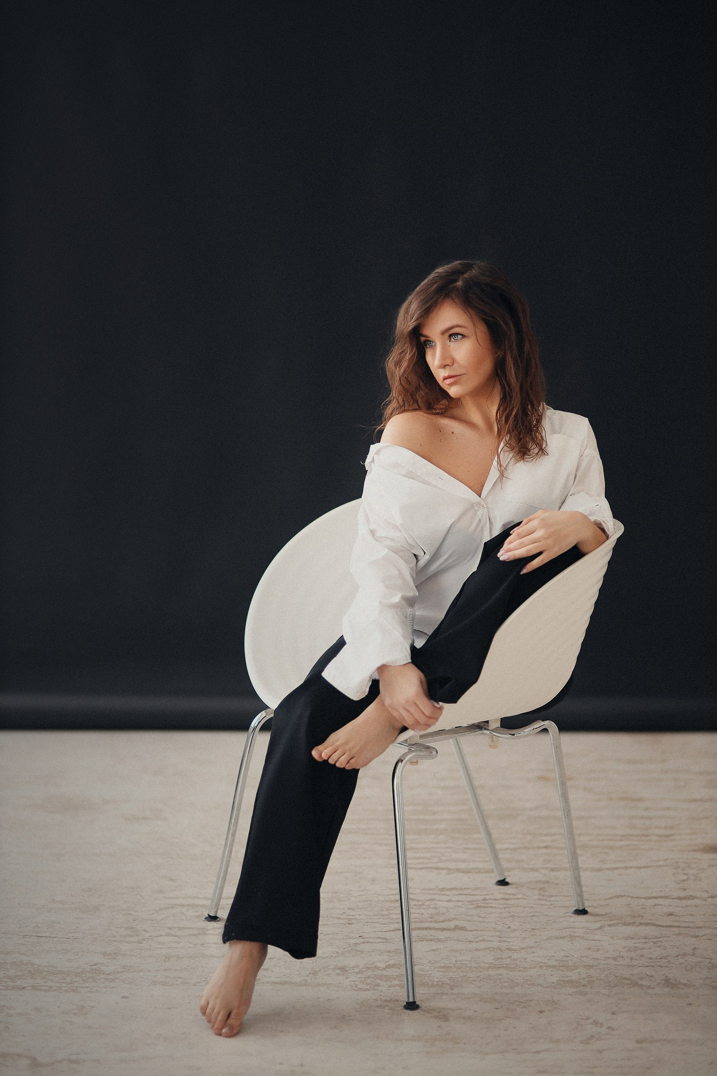 Фотосессия в стиле минимализм в Москве: женщина в белой рубашке в студии