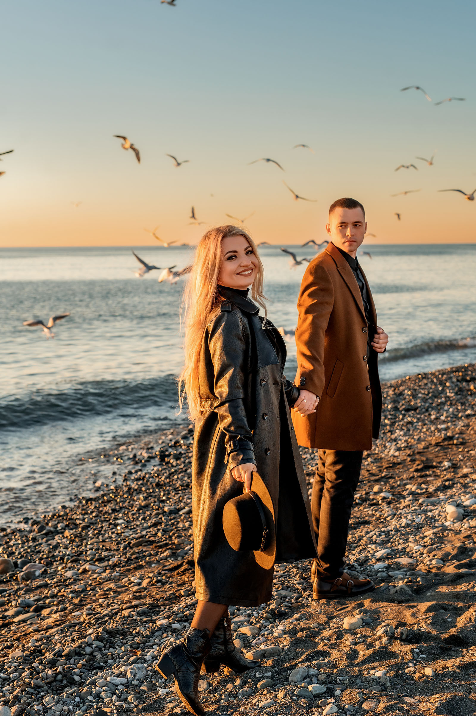 Девушка и парень на фотосессии в Адлере