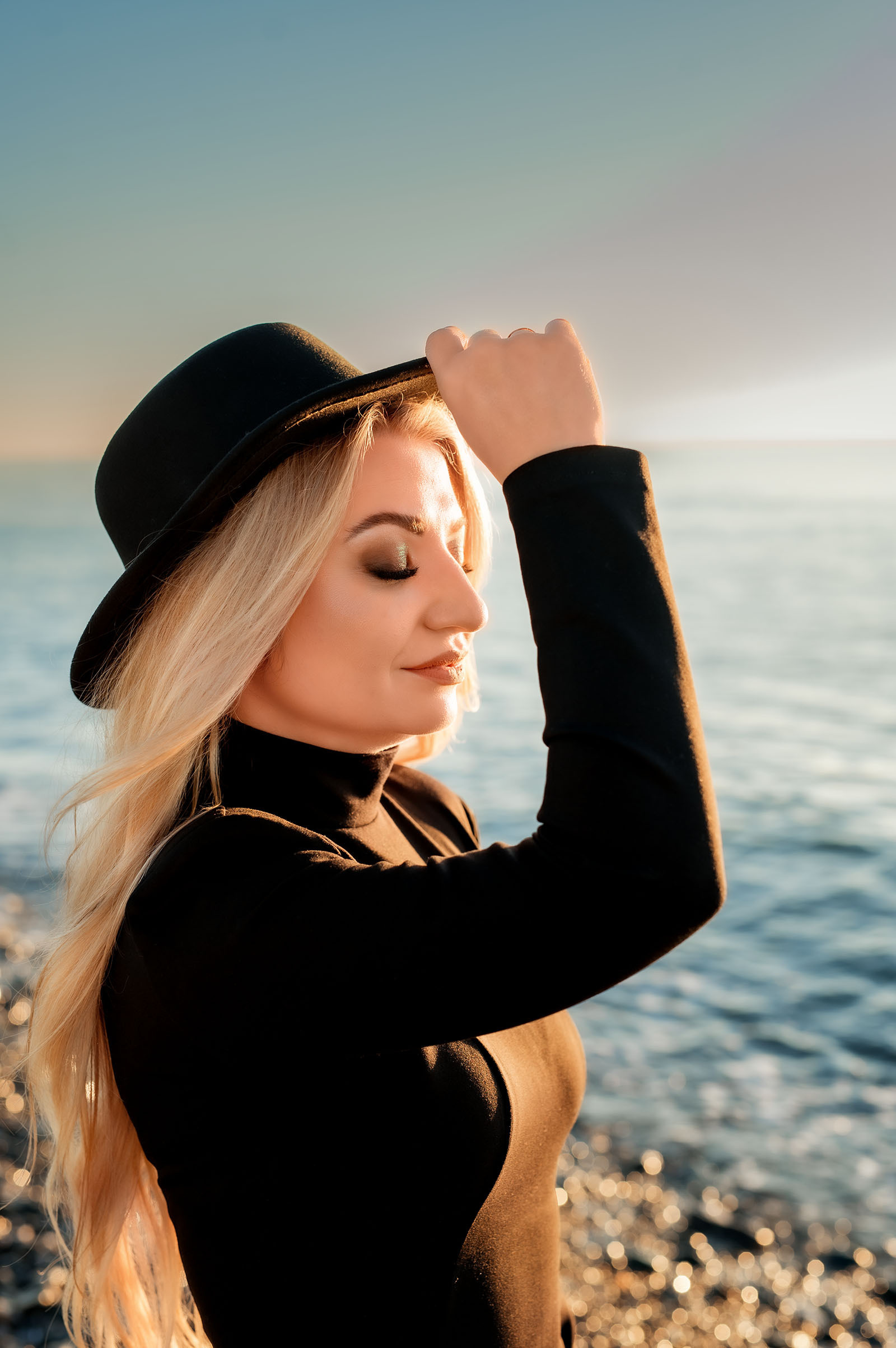 Девушка на море в шляпе район пляжа Мандарин