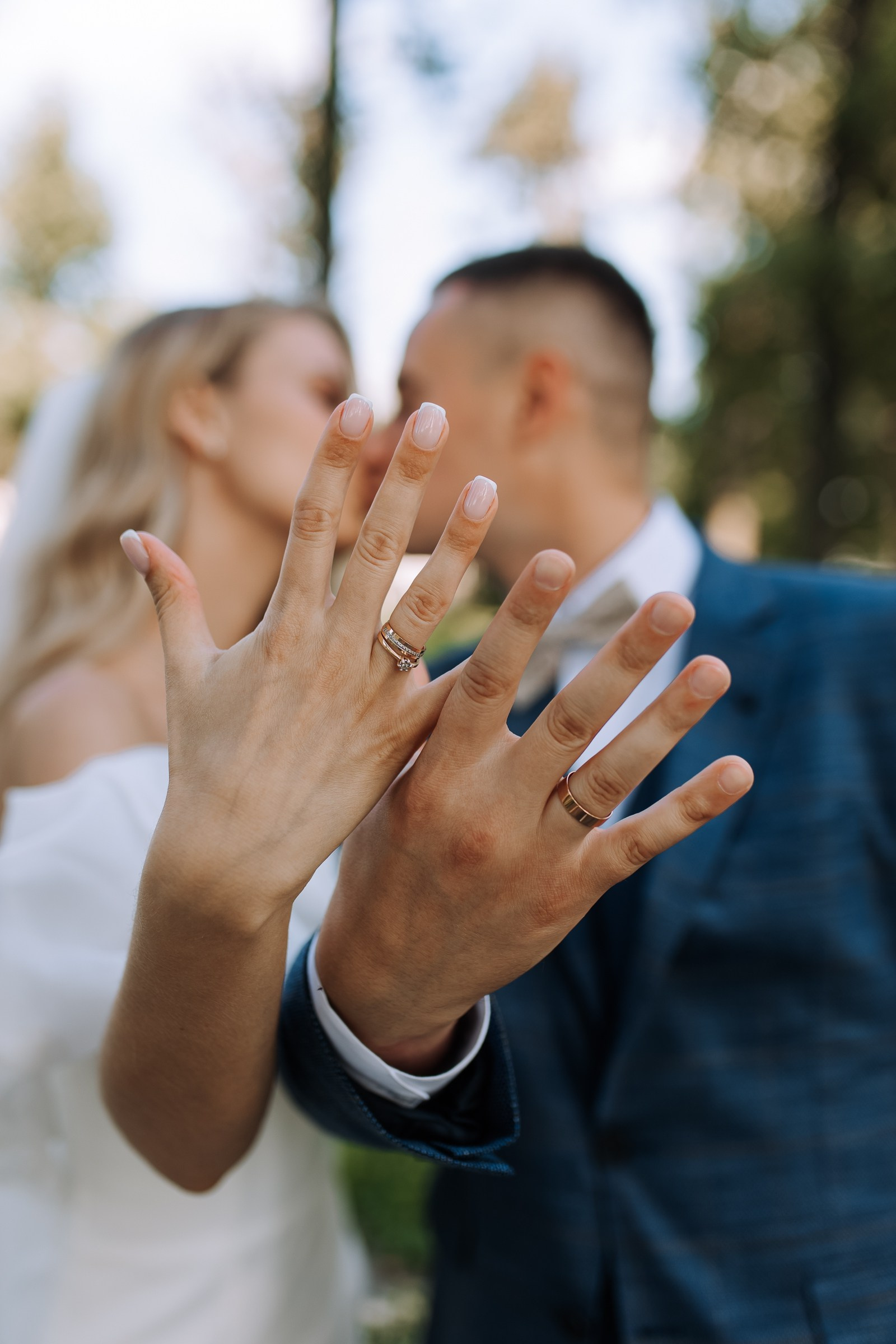руки молодоженов с кольцами