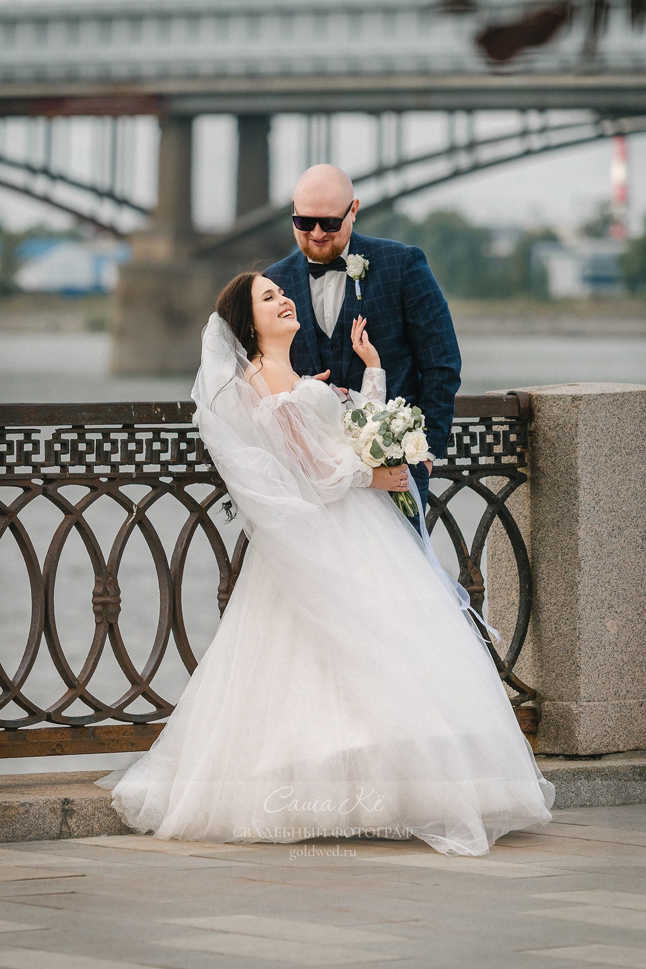 Эмоциональные поцелуи молодоженов свадебный фотограф Саша Кё Новосибирск