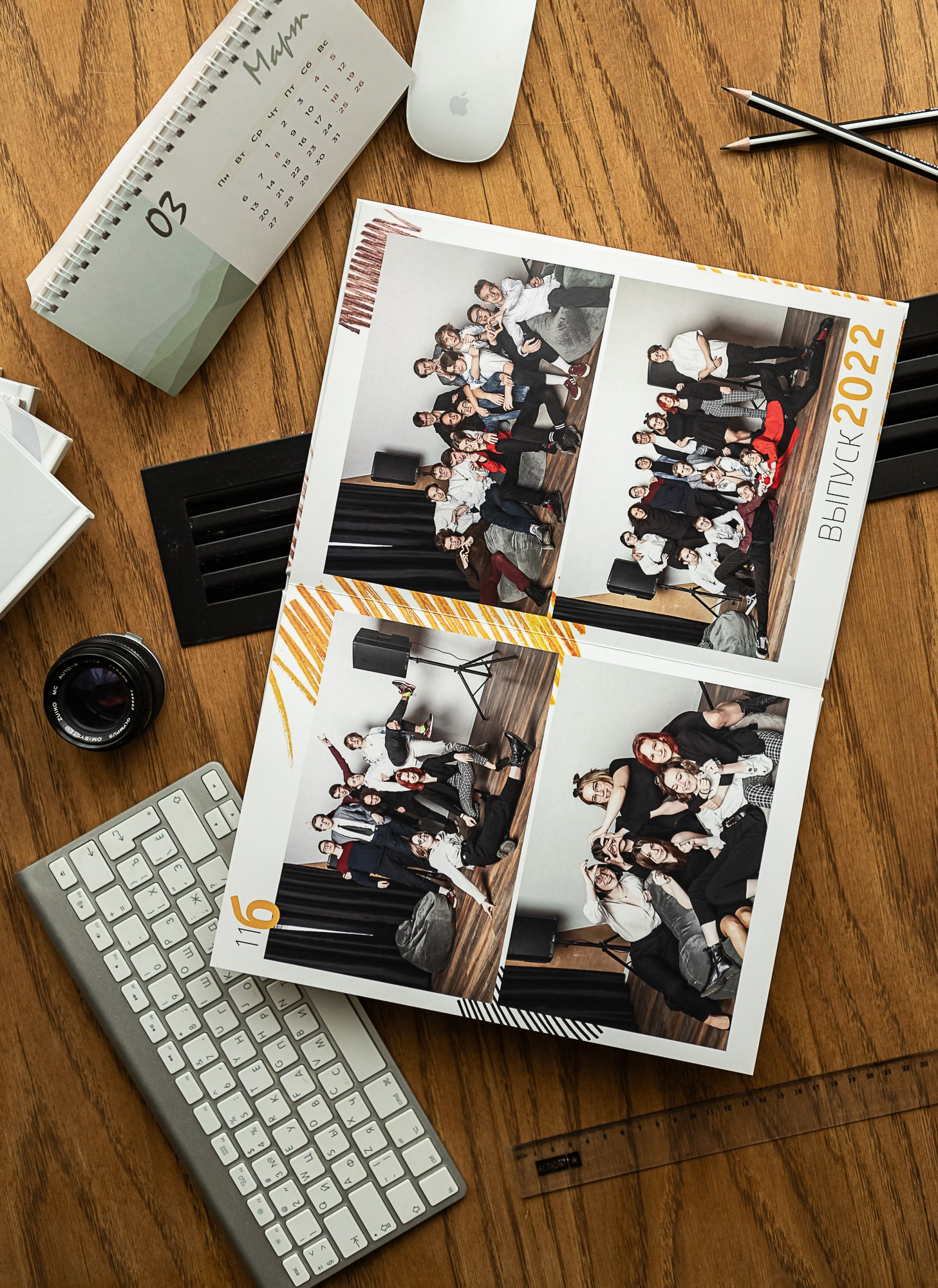 Разворот выпускного альбома в дизайне "Штрихи"