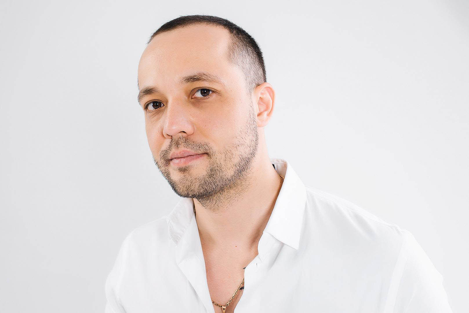 Портреты на монотонном фоне