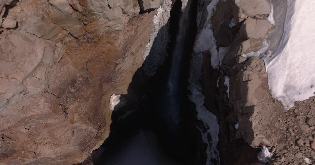 Вездеходный тур на Мутновский вулкан — кальдера вулкана, фумаролы, замерзший водопад. Время Камчатки: чтобы найти свой путь, нужно скорость умножить на время