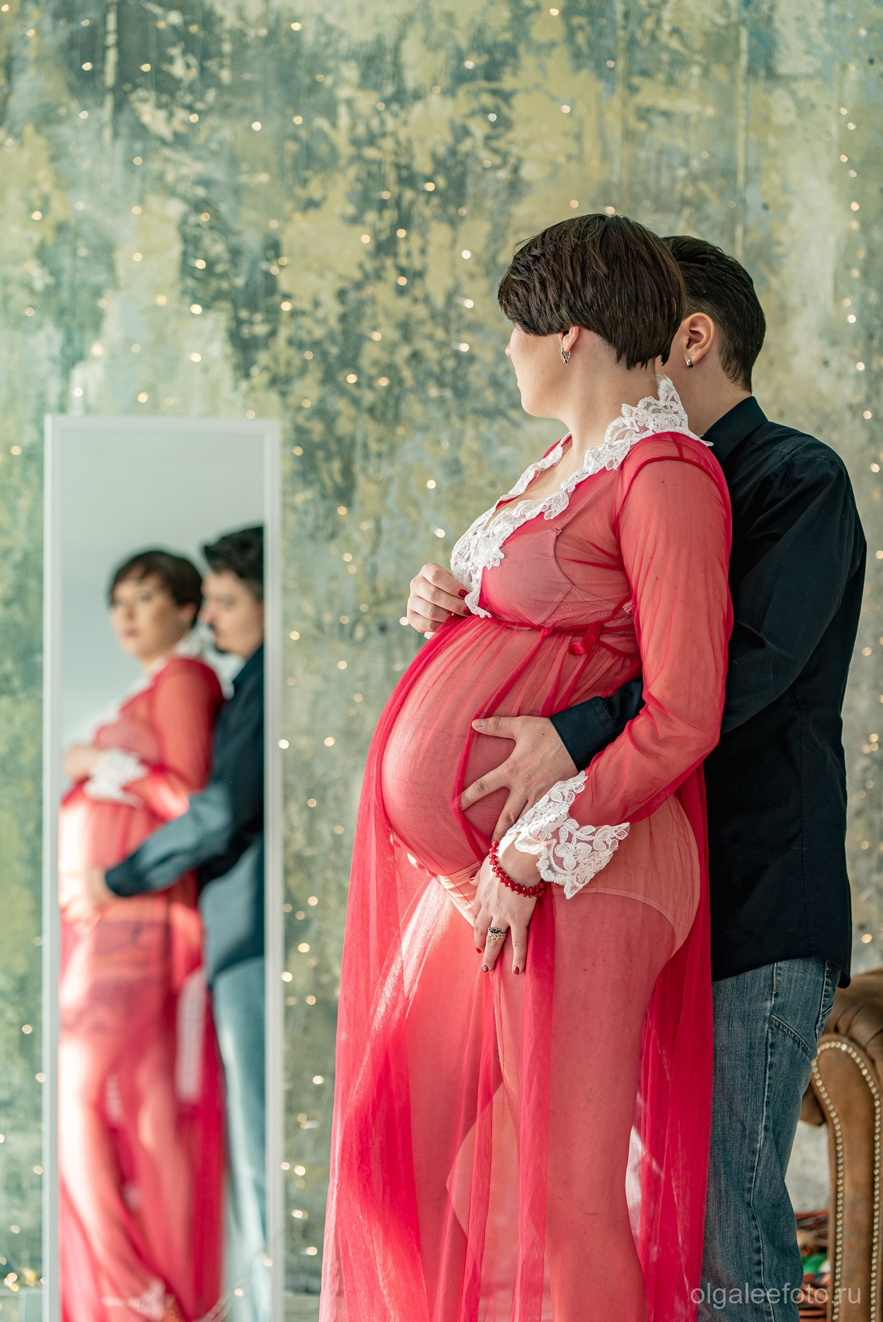 Девушка беременная в положении в розовом пеньюаре со шлейфом. Ольга Ли свадебный семейный фотограф Иркутск