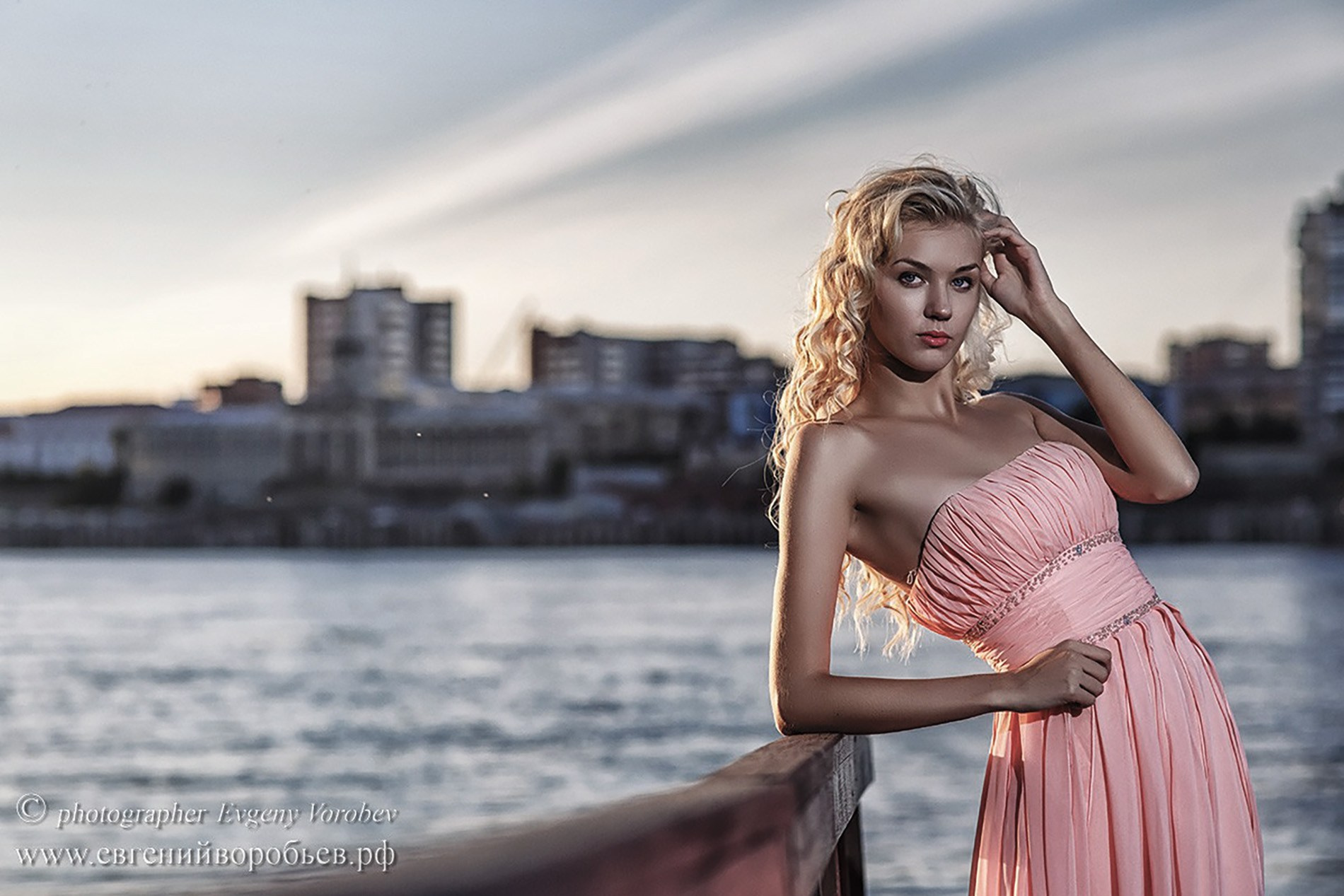 женская фотосессия Красноярск фото для девушки фотограф Красноярск фотосессия для сайта знакомств Красноярск фото для социальной сети заказать цена стоимость фотосессии в Красноярске пример фото идея место позы для фотосессии девушки в Красноярске фотосессия ИИ фотосессиия нейросеть промт для фотосессии фотосессия фото для социальной сети визажист причёска и макияж Красноярск парк Сады мечты Татышев фотостудия Красноярск бизнес портрет