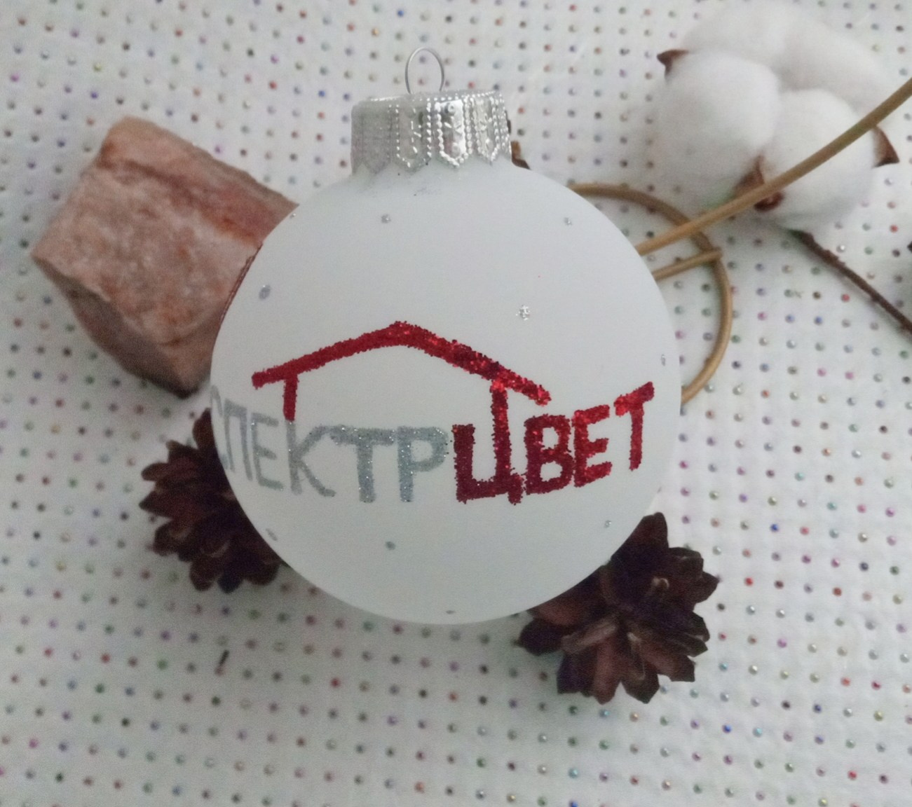 Художественная ручная роспись елочных шаров, корпоративные подарки и восковые аромасвечи