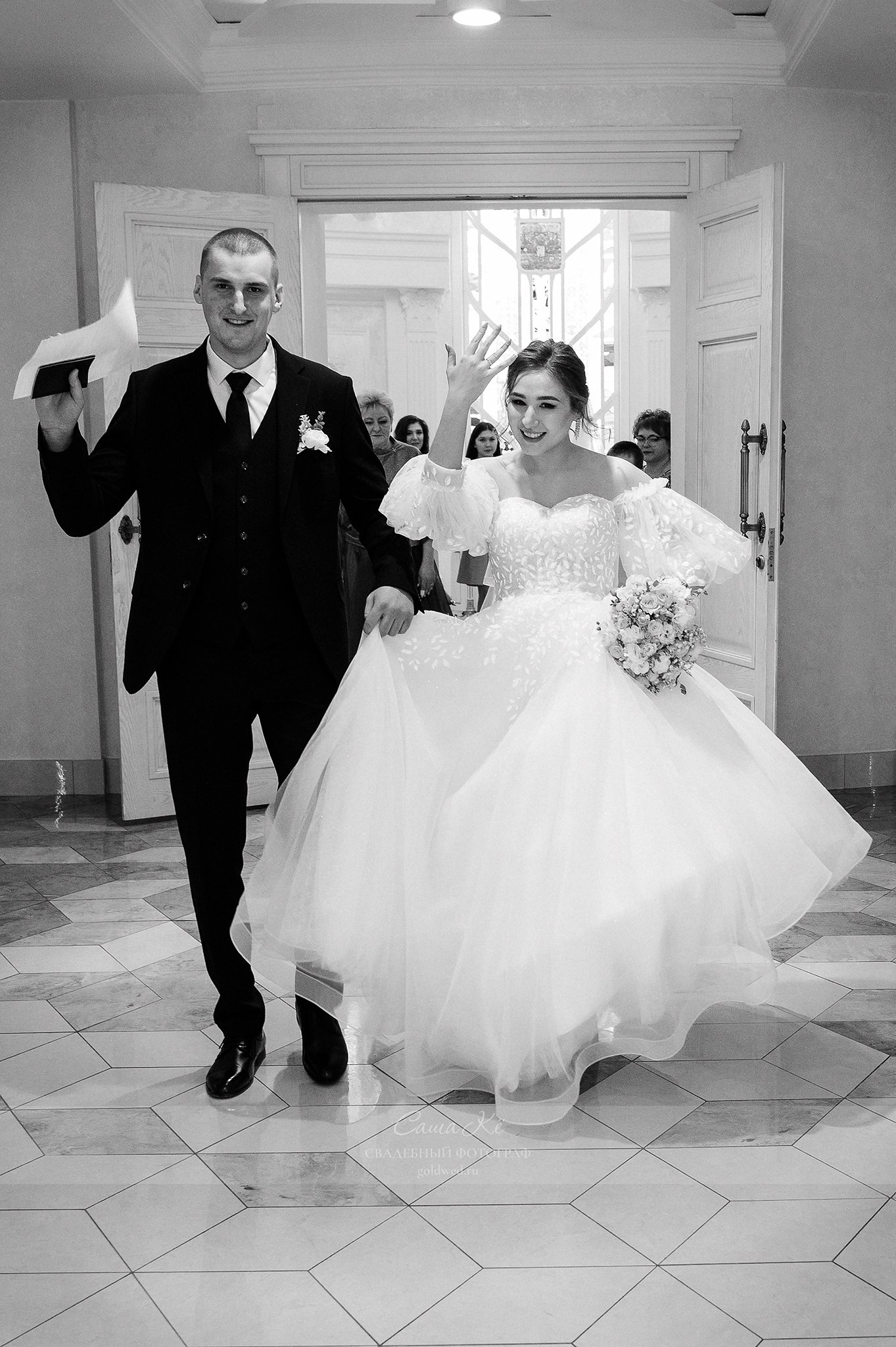 Свадебная фотосессия С&А на Садовой, 19. Свадебный, семейный и event фотограф в Новосибирске и Новосибирской области Саша Кё