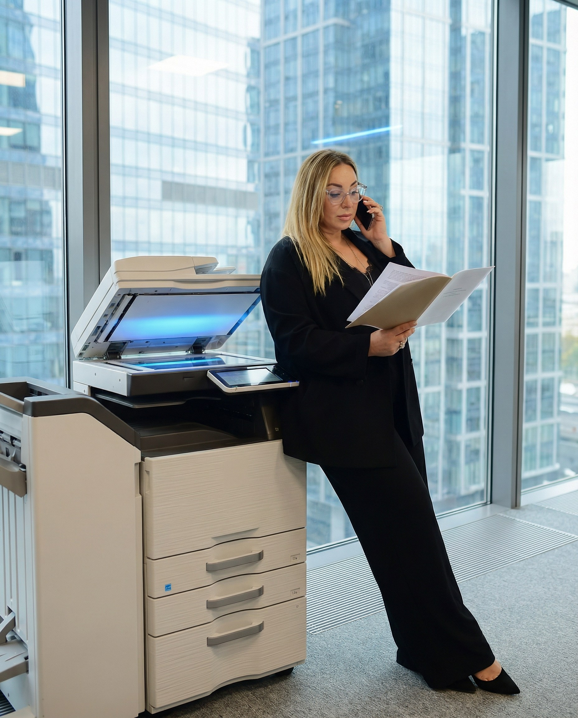 AI-изображение женщины-эксперта в современном офисе у принтера с документами — контент для сайта и личного бренда
