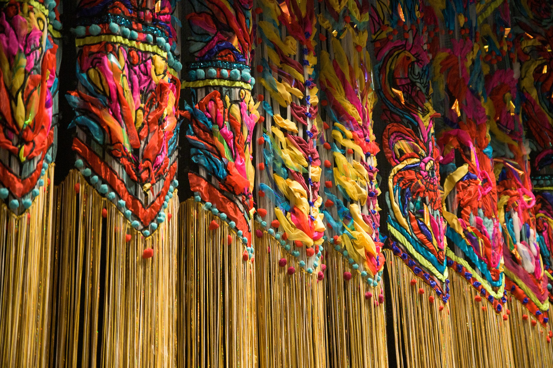 Объемная и прорезная аппликация на театральных декорациях. История занавеса. Превращаем идею в технологию