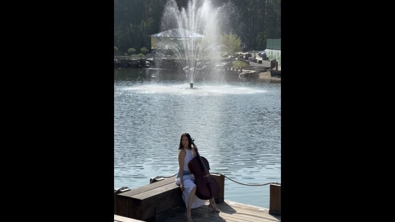 Грациозная виолончелистка на фоне водопада. Портретная съемка в Москве, студийный фотограф Игорь Фомин