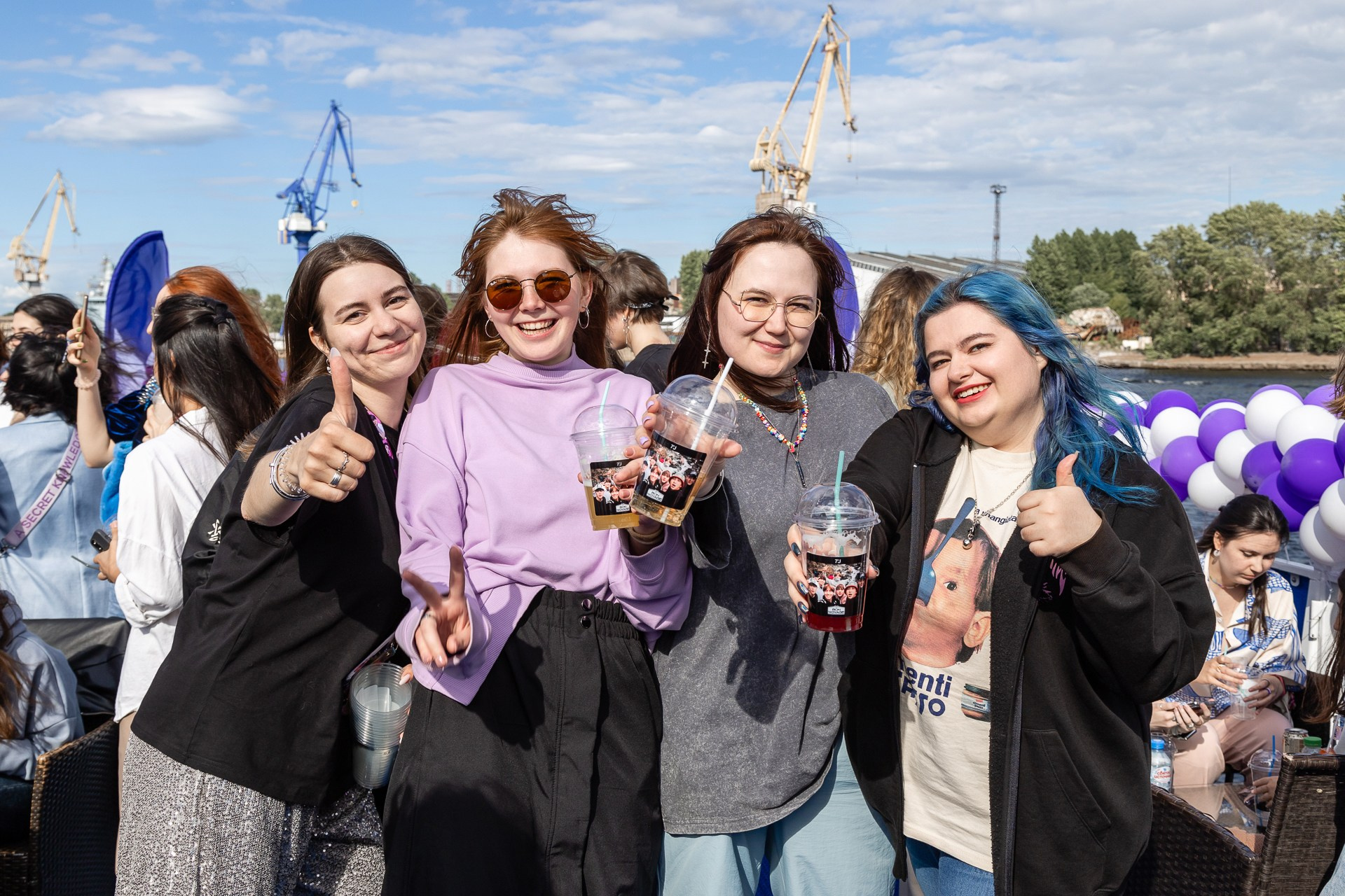 Фото девушек на борту теплохода в Санкт-Петербурге