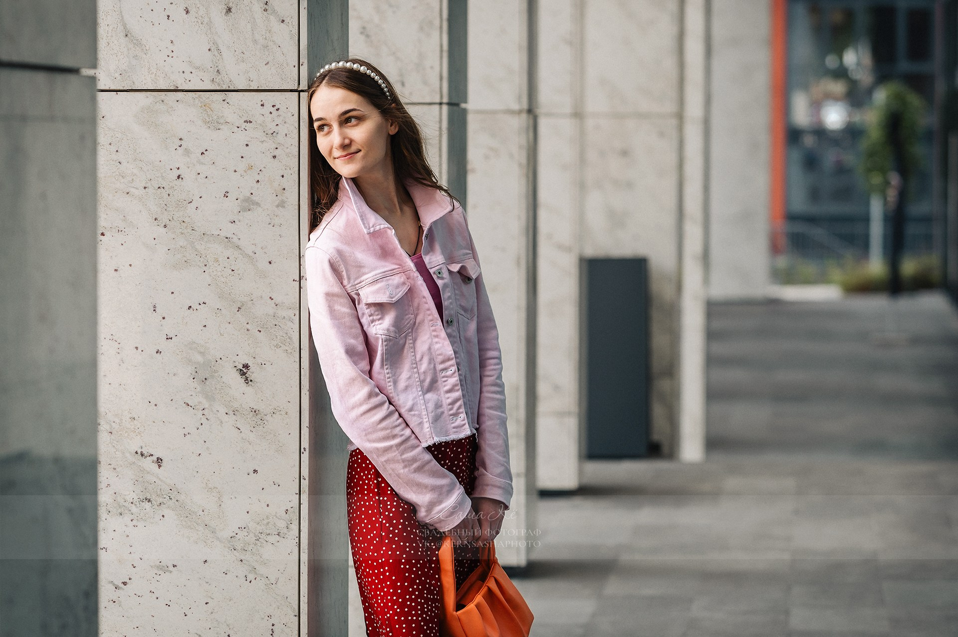 Лайфстайл съёмка пары в кафе Новосибирска — естественные моменты вашей истории. Пишите для брони.