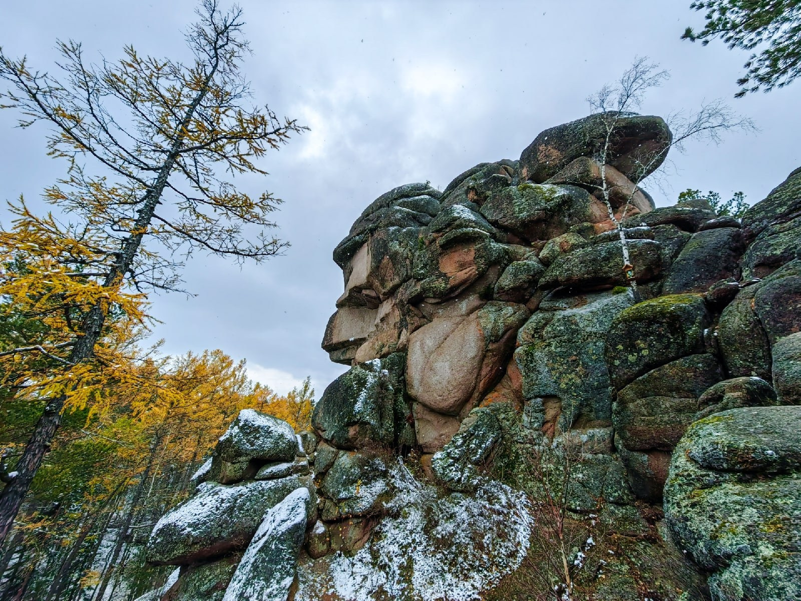 Экскурсия национальный парк заповедник Красноярские столбы цена заказать забронировать фото тур интересные места достопримечательности что посмотреть где побывать в Красноярске  Туристический маршрут центральные столбы скала Перья Дед Львиные ворота первый второй столб Фотосессия фотограф Красноярск природа пейзаж аэросъёмка с FPV дрона квадрокоптера