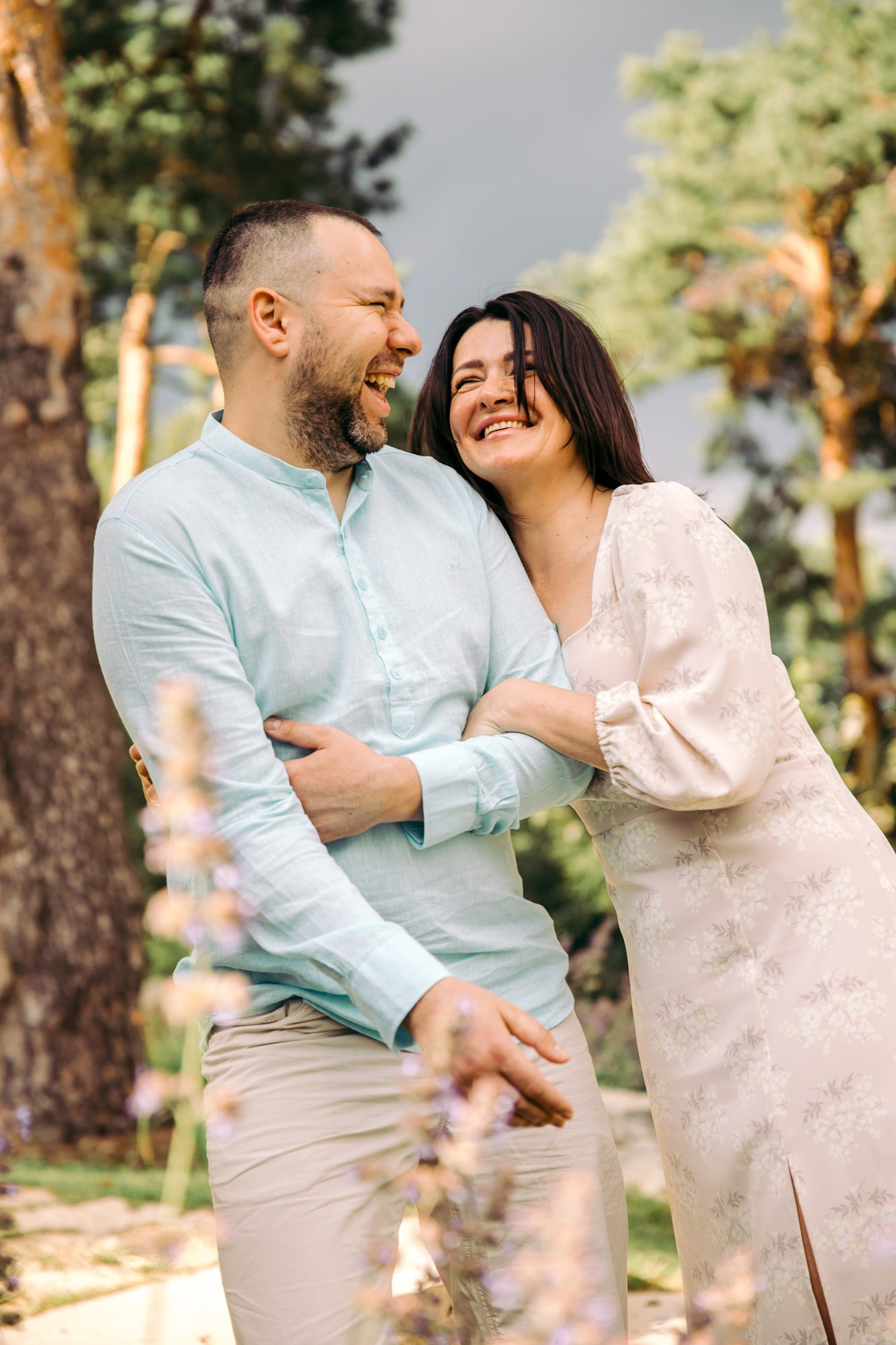 Эмоциональное фото жениха и невесты