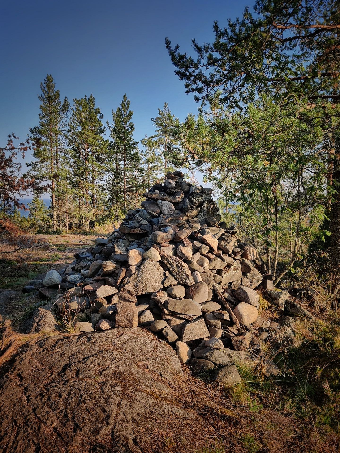 Куча камней на солнечной поляне острова Карнетсаари