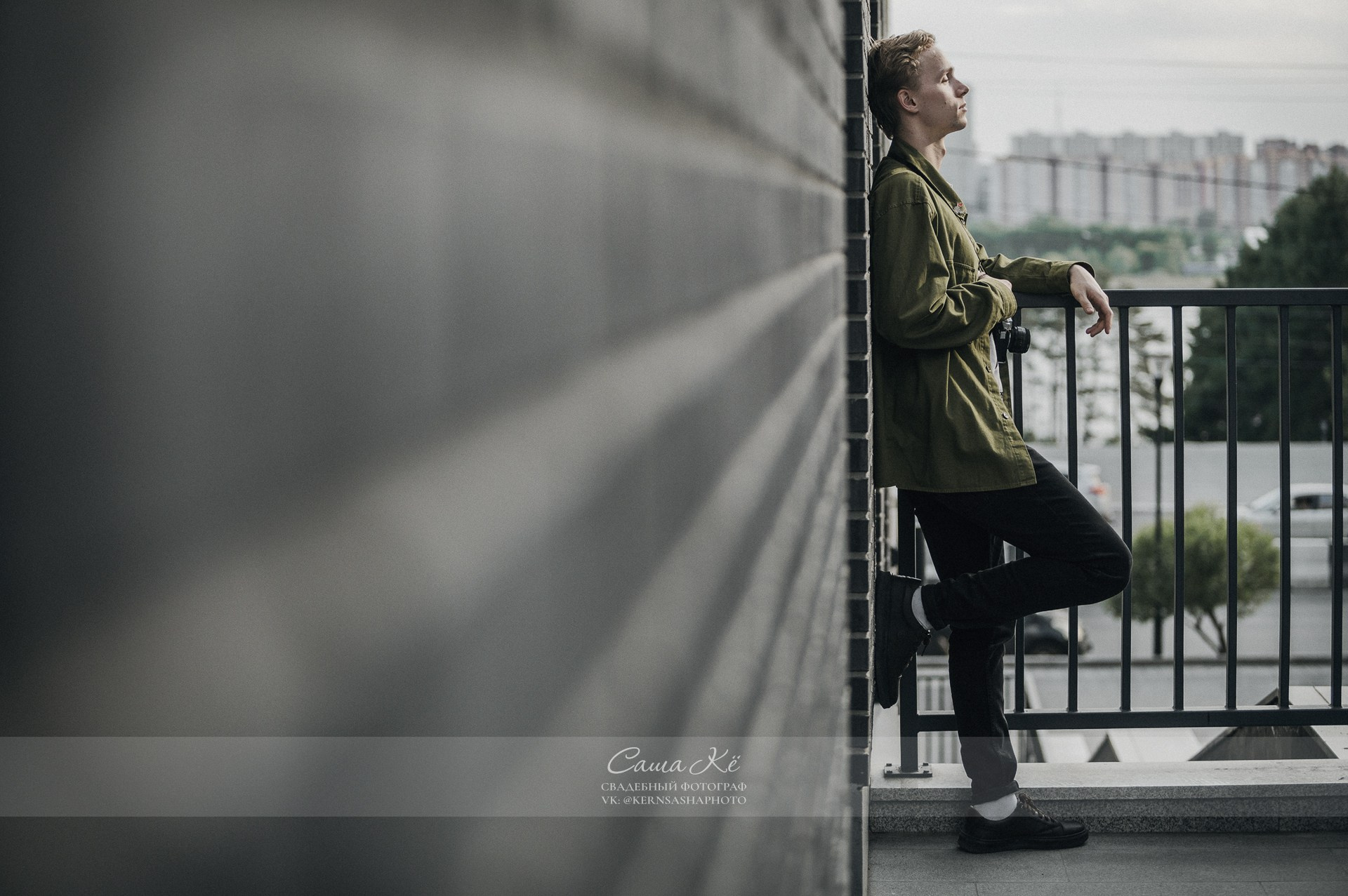 Фэшн фотосессия с парнем в естественной обстановке инских холмов — Саша Кё