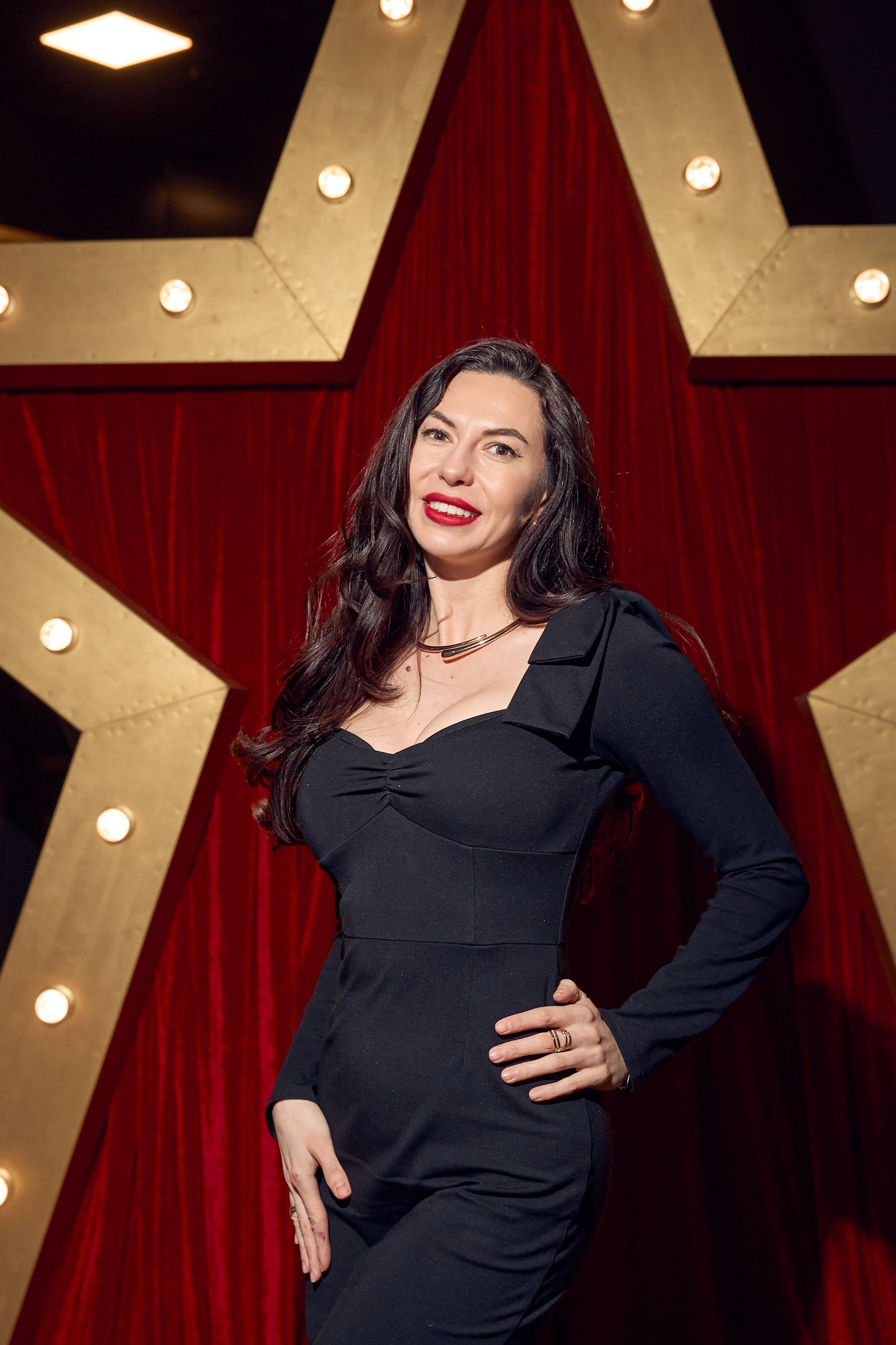 репортажный фотограф делает портрет на фотозоне