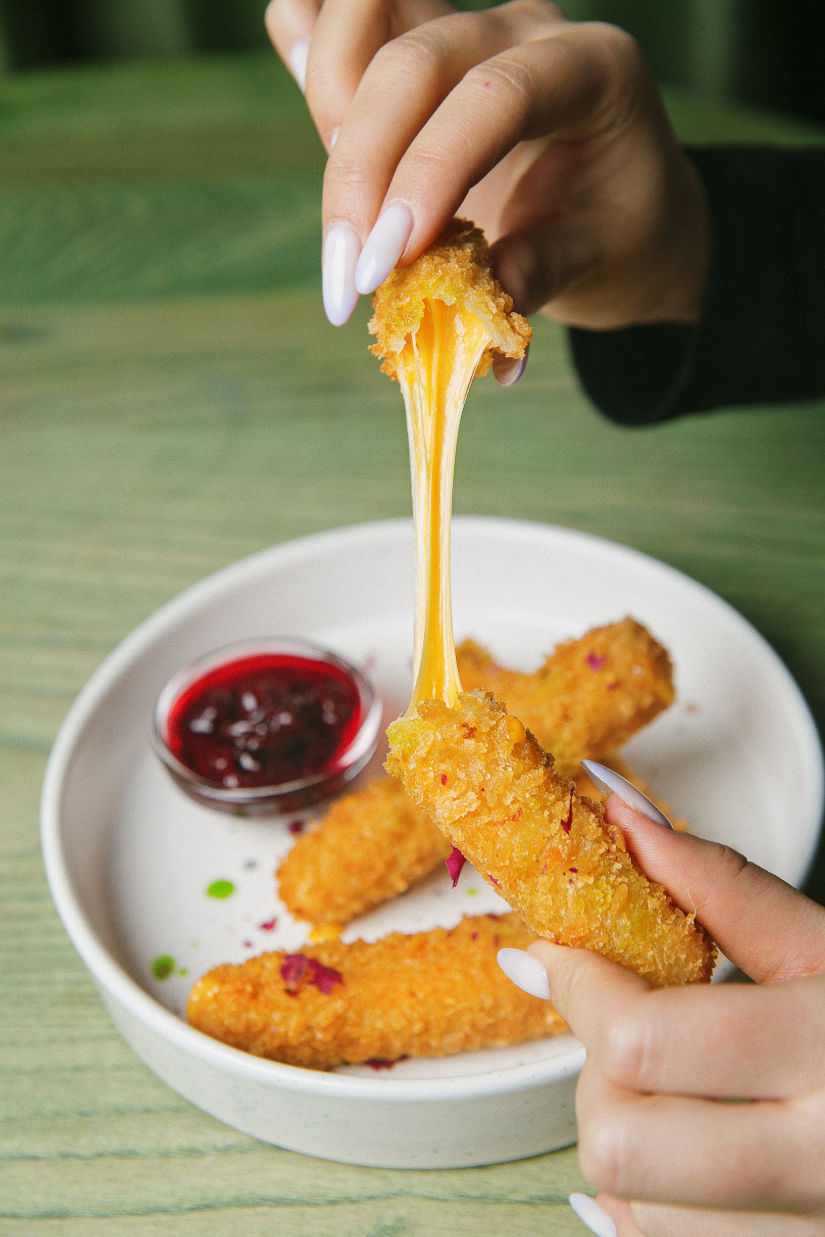 Крупный план тарелки с яркими блюдами — фуд-фотография для меню и доставки